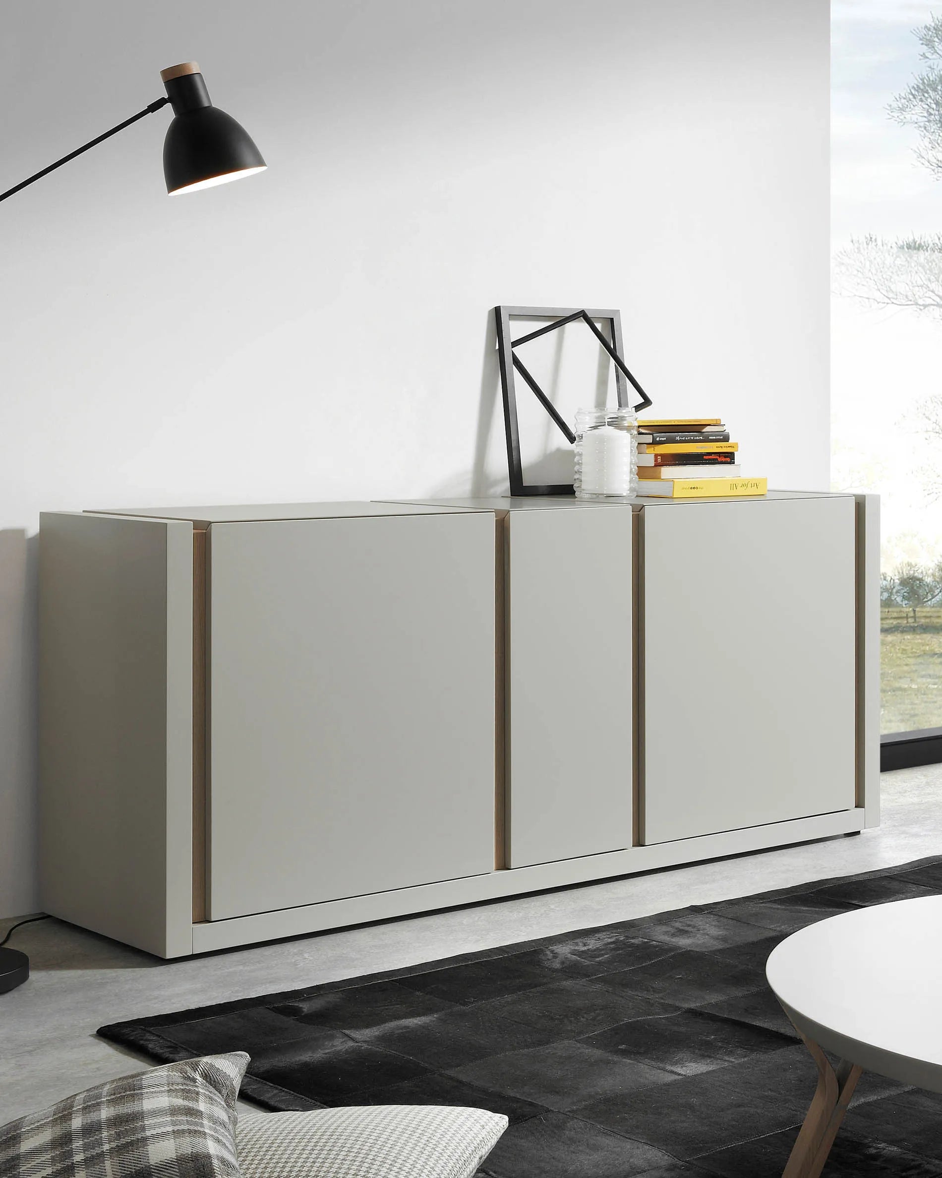 Eleganter Couchtisch aus Eschenholz mit weißer Platte, Ø 90 cm, vereint Robustheit und modernes Design für stilvolle Wohnräume.