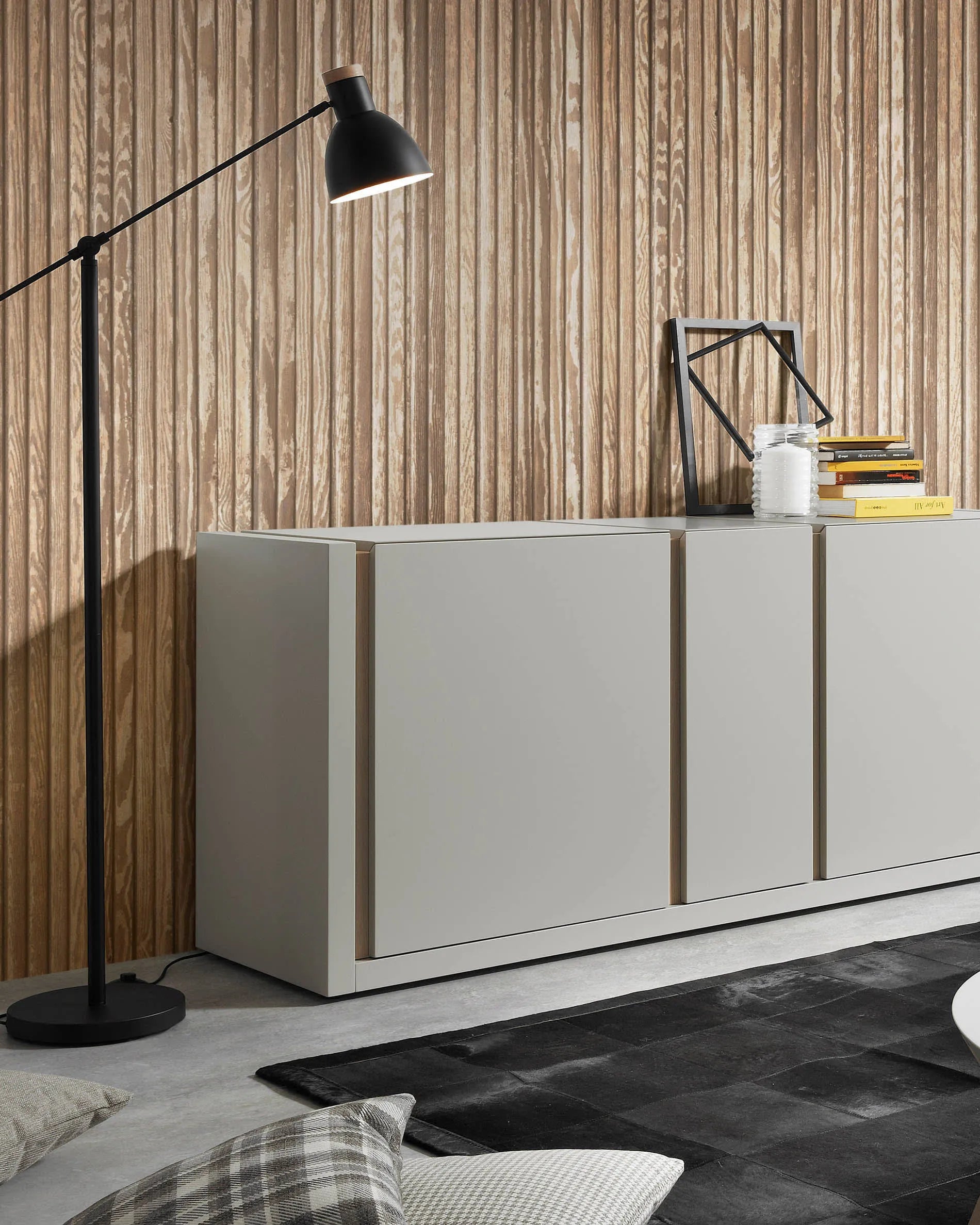 Eleganter Couchtisch aus Eschenholz mit weißer Platte, Ø 90 cm, vereint Robustheit und modernes Design für stilvolle Wohnräume.