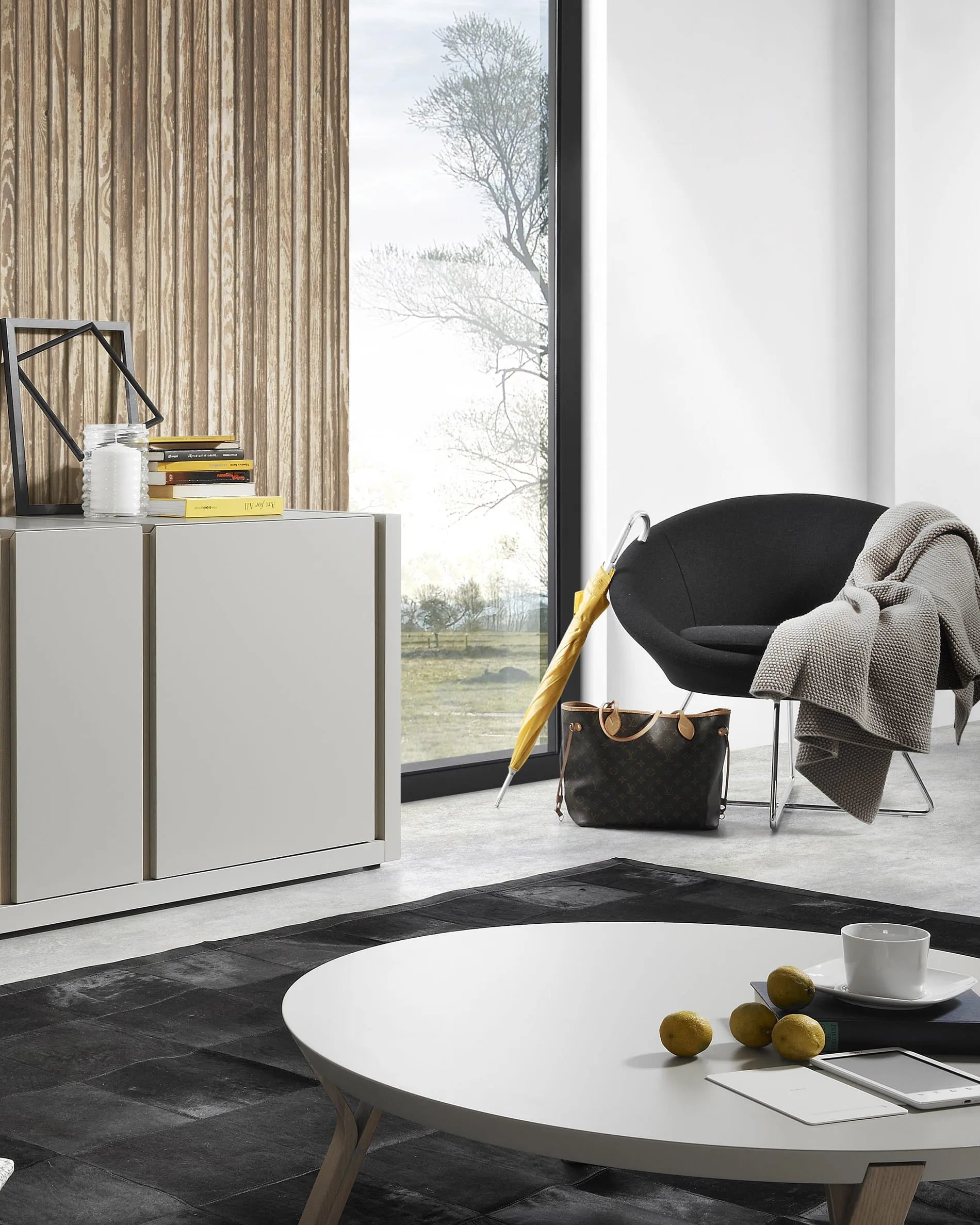 Eleganter Couchtisch aus Eschenholz mit weißer Platte, Ø 90 cm, vereint Robustheit und modernes Design für stilvolle Wohnräume.