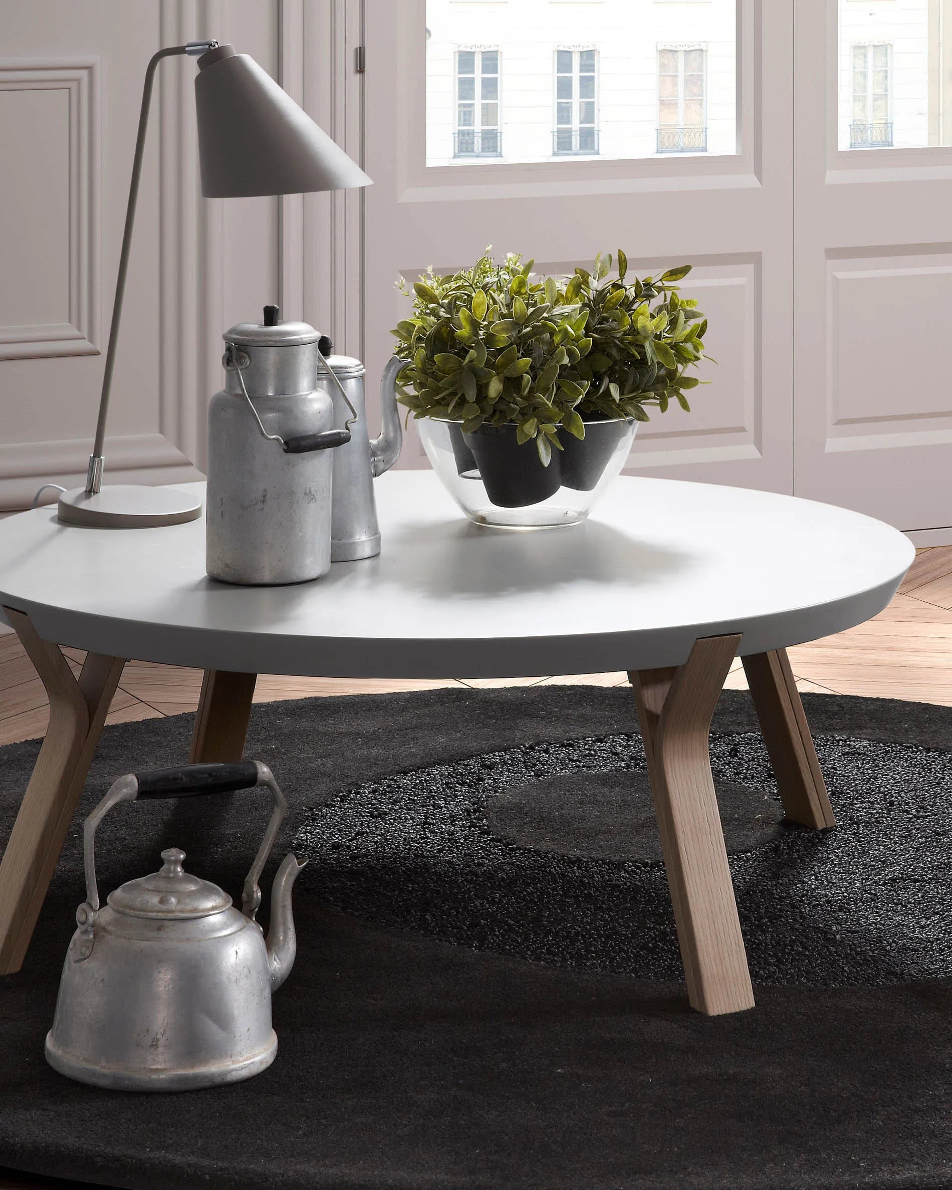 Eleganter Couchtisch aus Eschenholz mit weißer Platte, Ø 90 cm, vereint Robustheit und modernes Design für stilvolle Wohnräume.