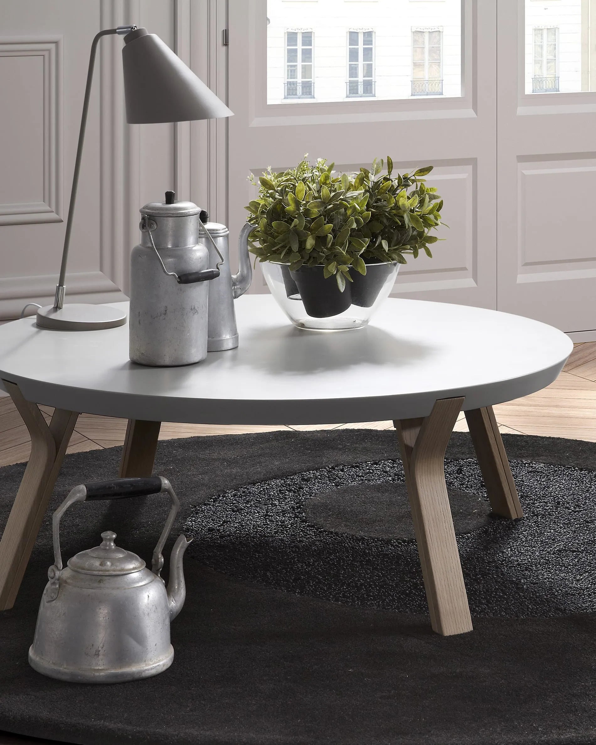 Eleganter Couchtisch aus Eschenholz mit weißer Platte, Ø 90 cm, vereint Robustheit und modernes Design für stilvolle Wohnräume.