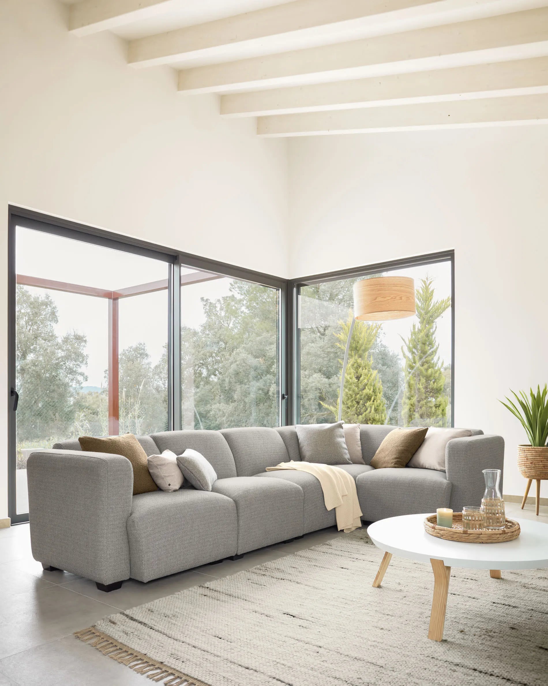 Eleganter Couchtisch aus Eschenholz mit weißer Platte, Ø 90 cm, vereint Robustheit und modernes Design für stilvolle Wohnräume.