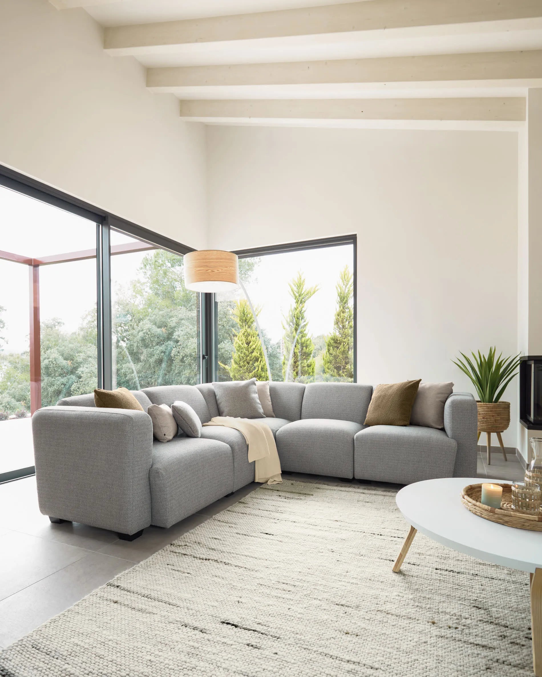 Eleganter Couchtisch aus Eschenholz mit weißer Platte, Ø 90 cm, vereint Robustheit und modernes Design für stilvolle Wohnräume.