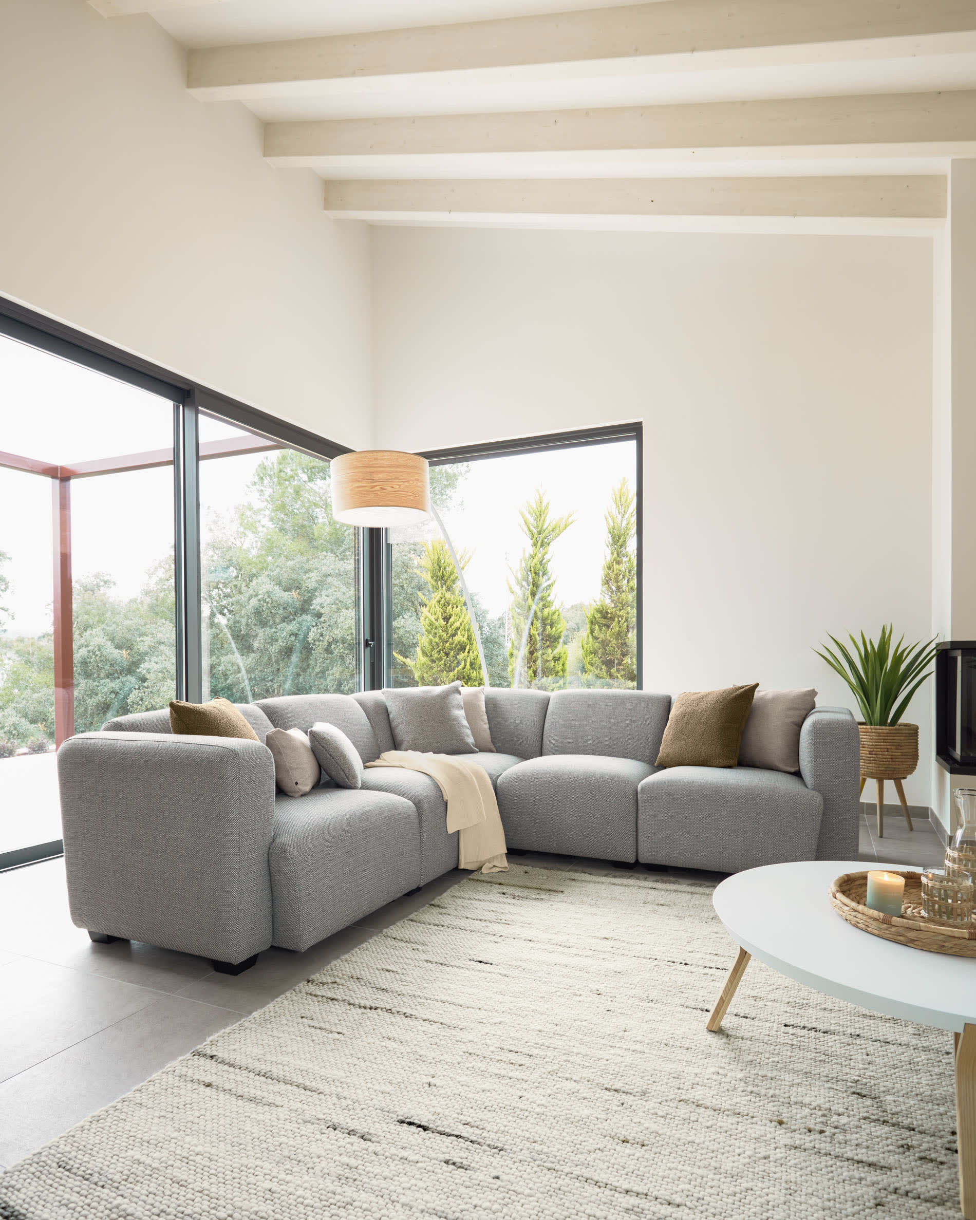 Moderner Couchtisch aus massivem Eschenholz, weiß lackiert, 90 cm Durchmesser, perfekt für stilvolle und zeitgemäße Wohnräume.