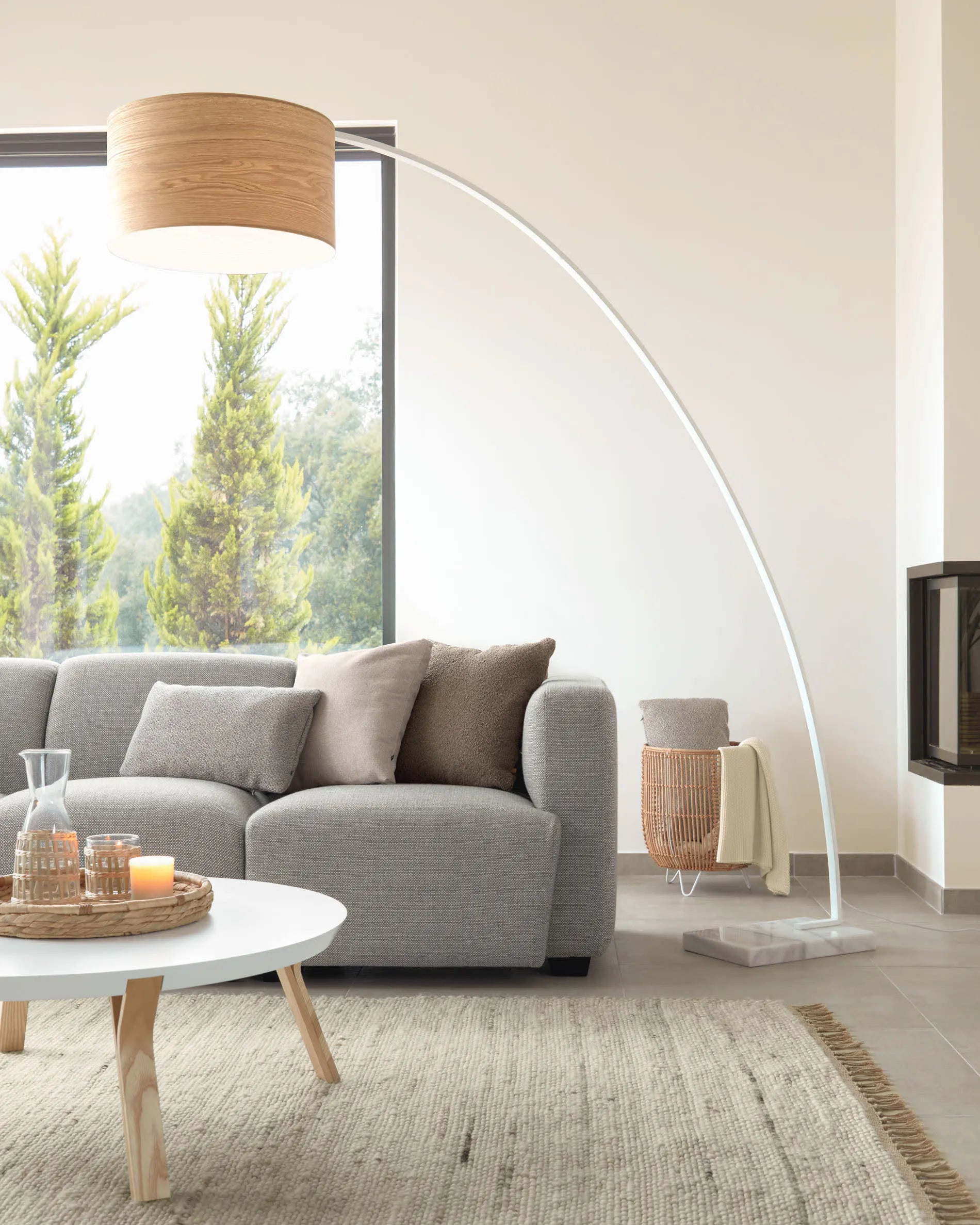 Eleganter Couchtisch aus Eschenholz mit weißer Platte, Ø 90 cm, vereint Robustheit und modernes Design für stilvolle Wohnräume.