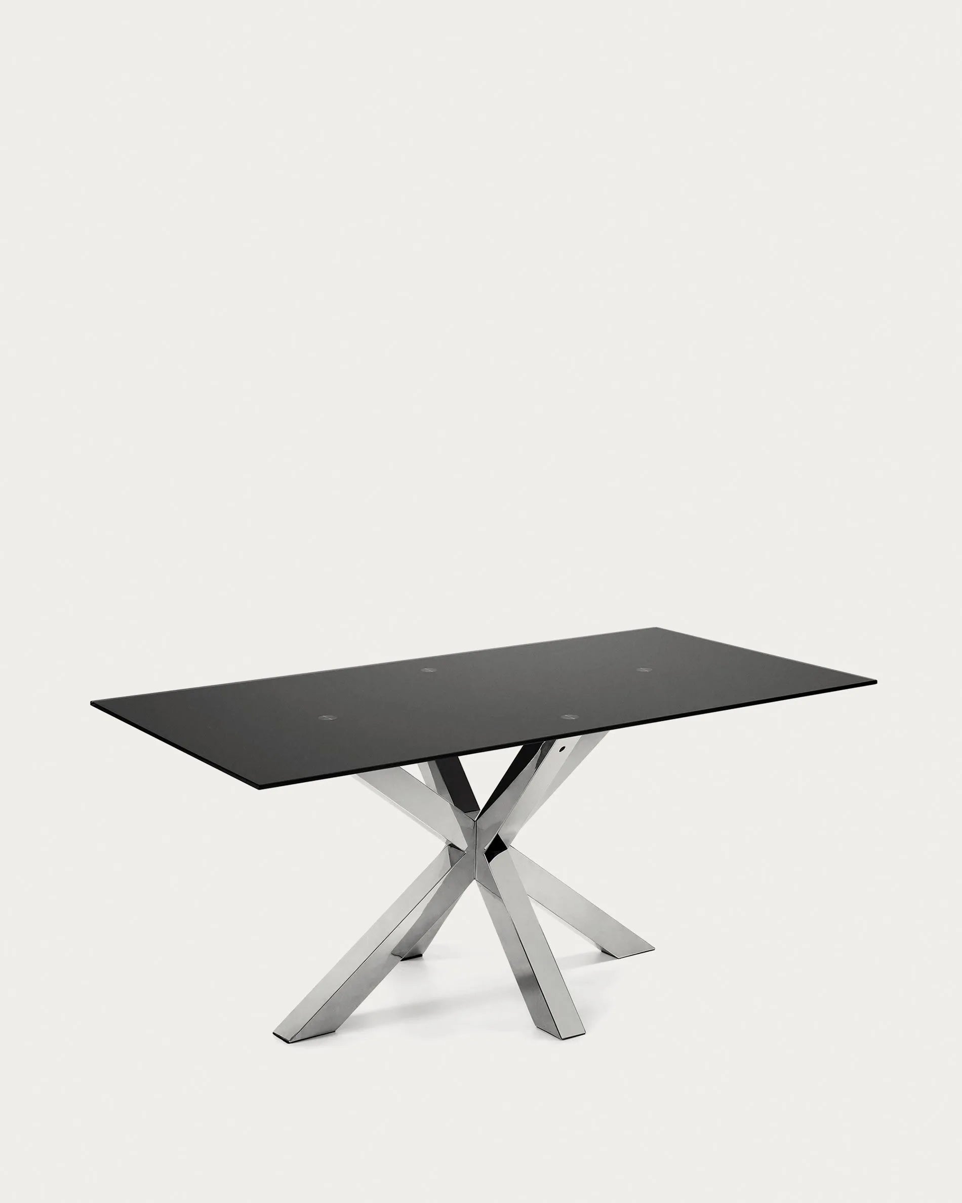 Eleganter Argo Tisch: Schwarzes Glas trifft auf robuste Stahlbeine, ideal für stilvolle Dinnerpartys.