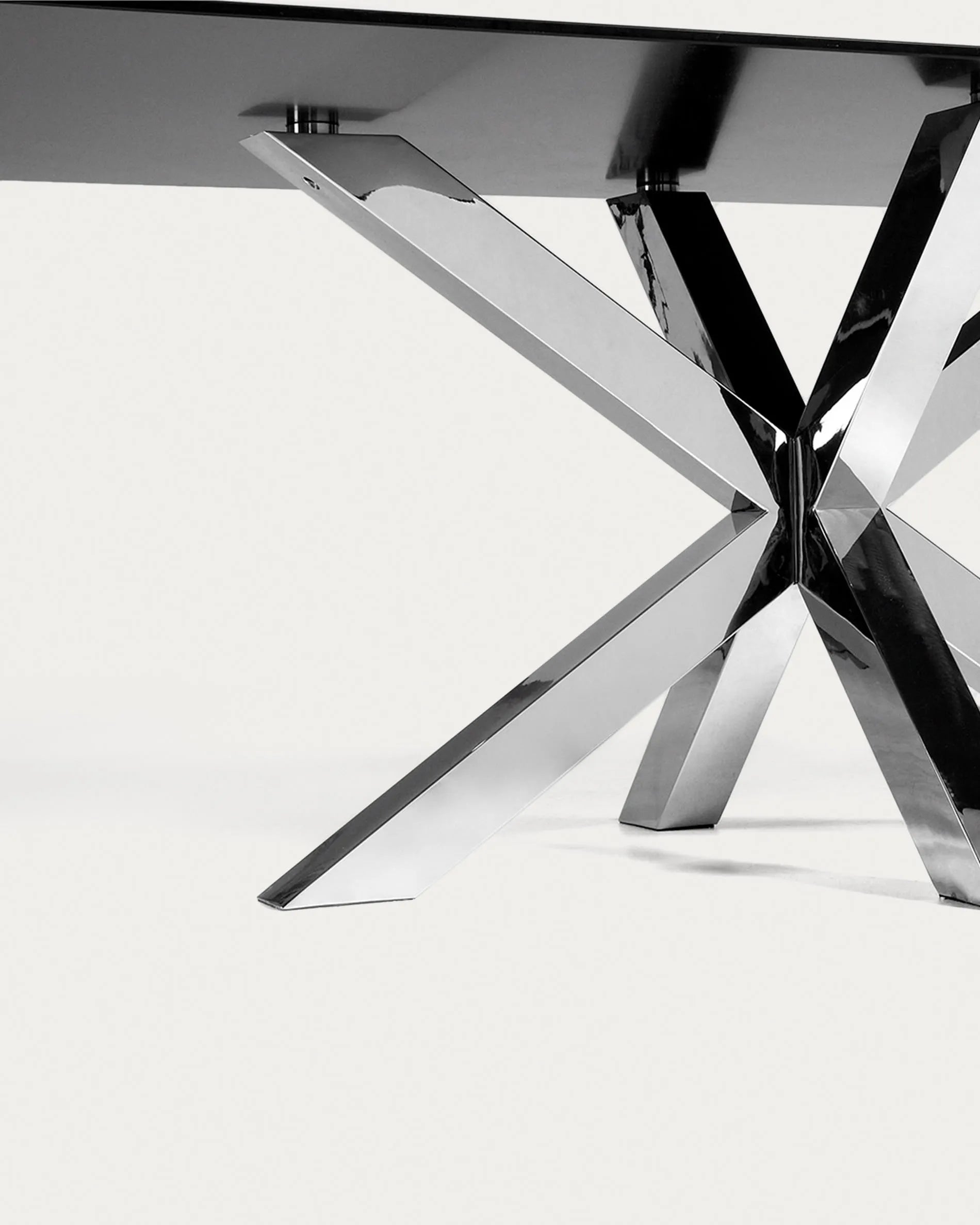 Eleganter Argo Tisch: Schwarzes Glas trifft auf robuste Stahlbeine, ideal für stilvolle Dinnerpartys.