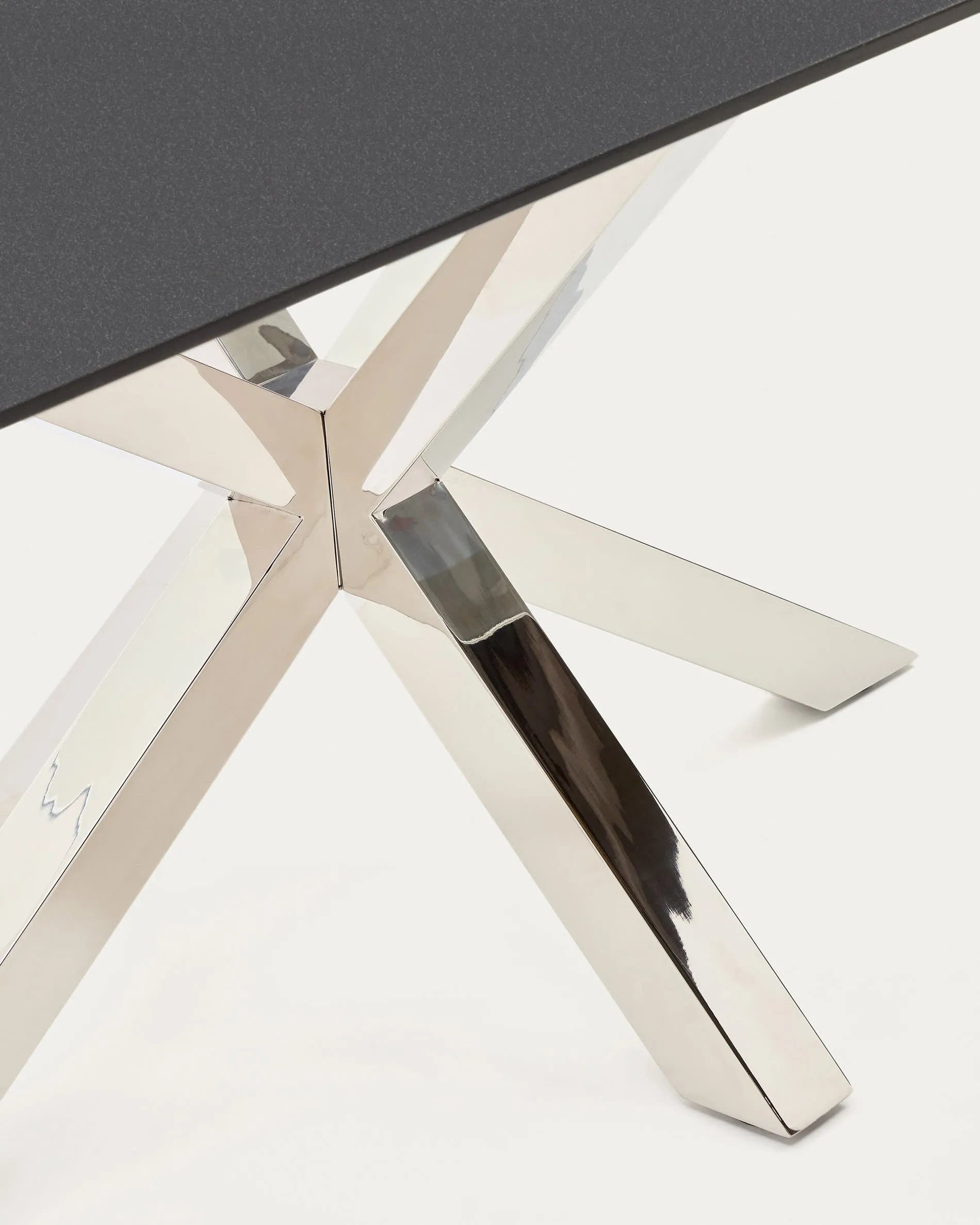 Eleganter Argo Tisch: Schwarzes Glas trifft auf robuste Stahlbeine, ideal für stilvolle Dinnerpartys.