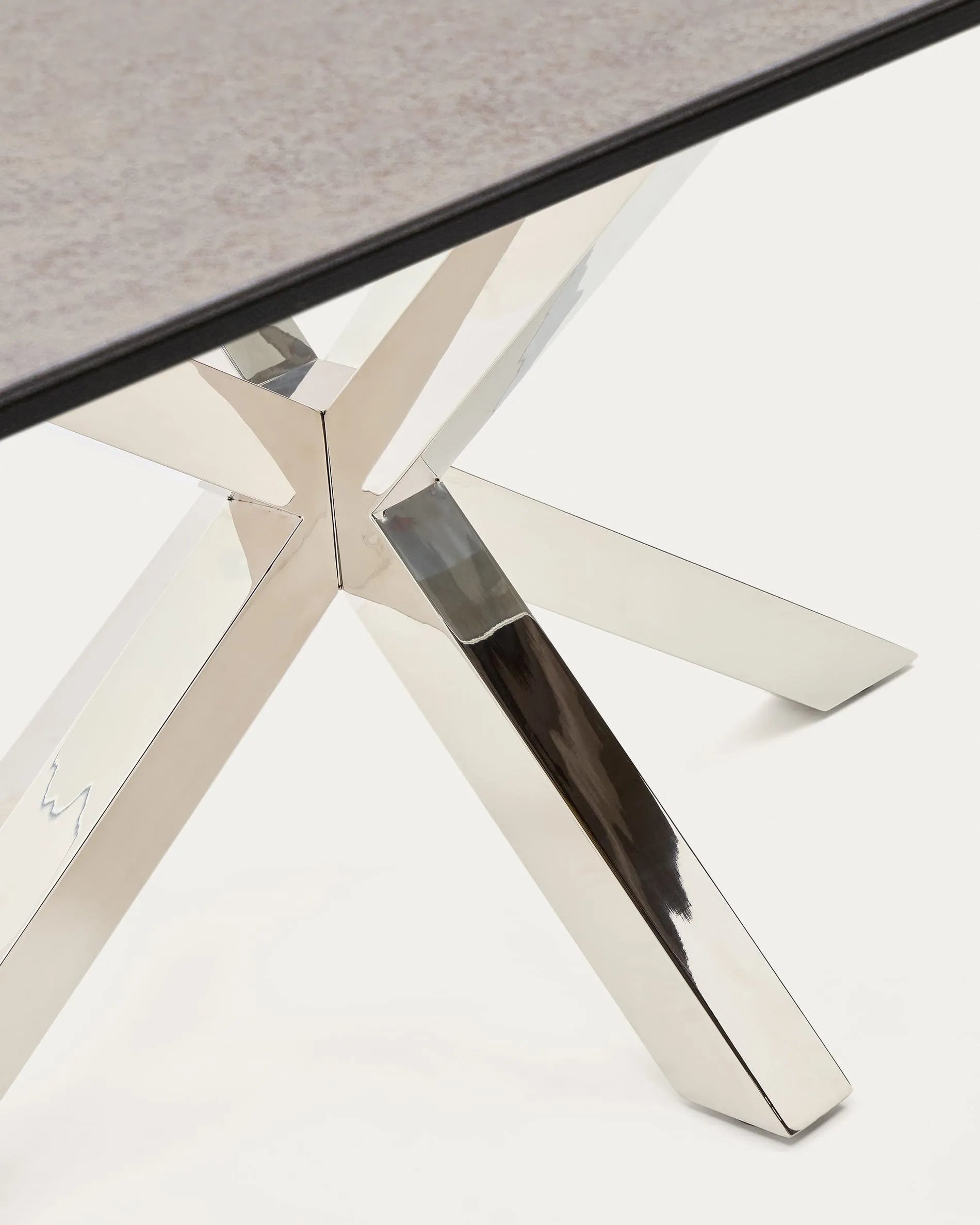 Eleganter Argo Tisch: 200x100 cm, Feinsteinzeug Iron Moss, Akazienholz & Stahl, robust & pflegeleicht.