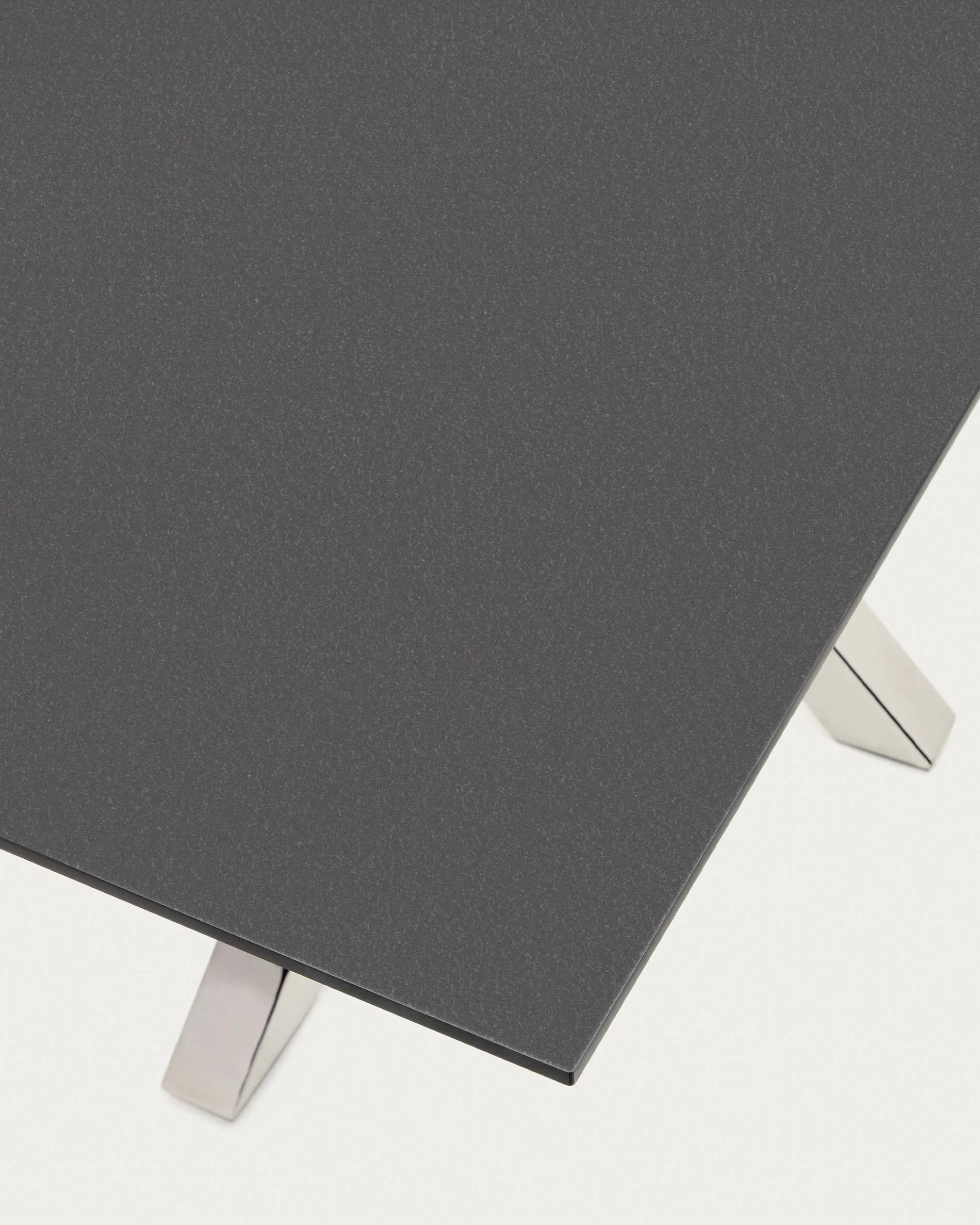 Moderner Tisch Argo mit schwarzer Milchglasplatte und Edelstahlbeinen, 180x100 cm, ideal für stilvolle Esszimmer.