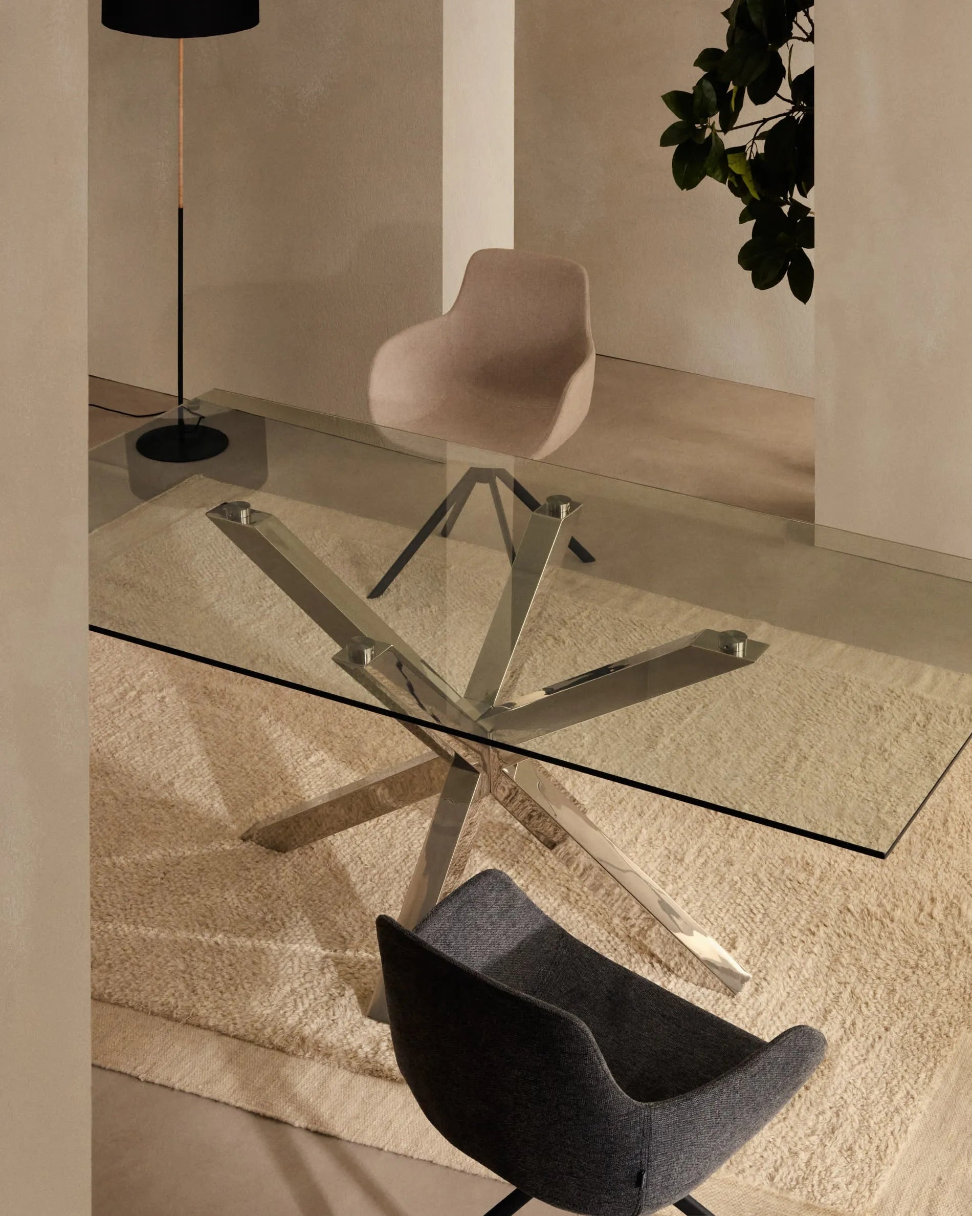 Eleganter Argo Tisch: Glasplatte und Edelstahlbeine, 180x100 cm. Modernes Design für stilvolle Esszimmer.