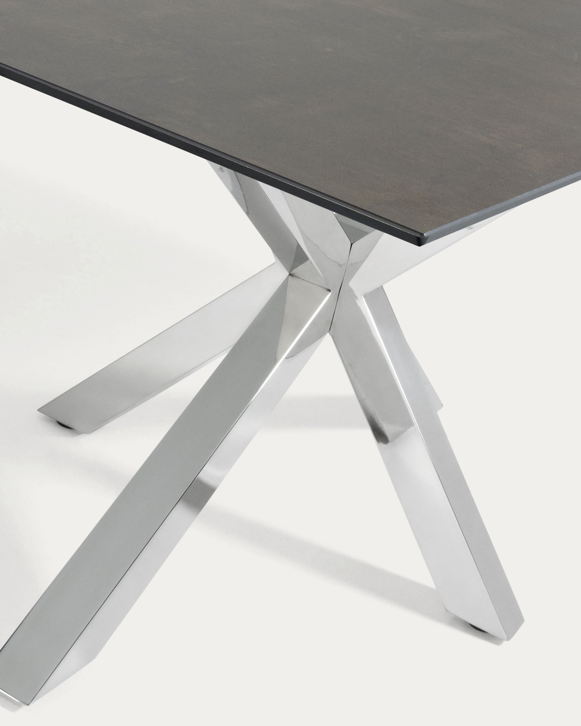 Moderner Argo Tisch 180x100 cm mit Inox-Gestell und Porzellankeramik-Oberfläche in Iron Moss von Kave Home.