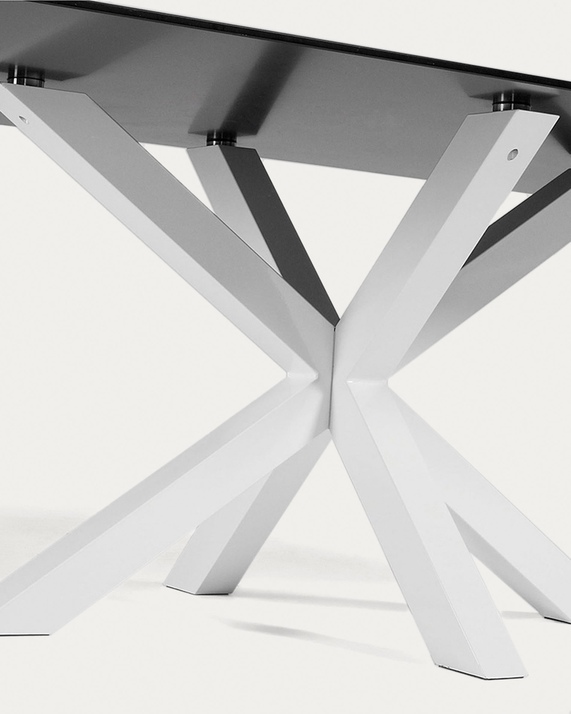 Moderner Tisch Argo: Schwarzes Milchglas, weiße Stahlbeine, 200x100 cm. Stilvolles Design von Kave Home.