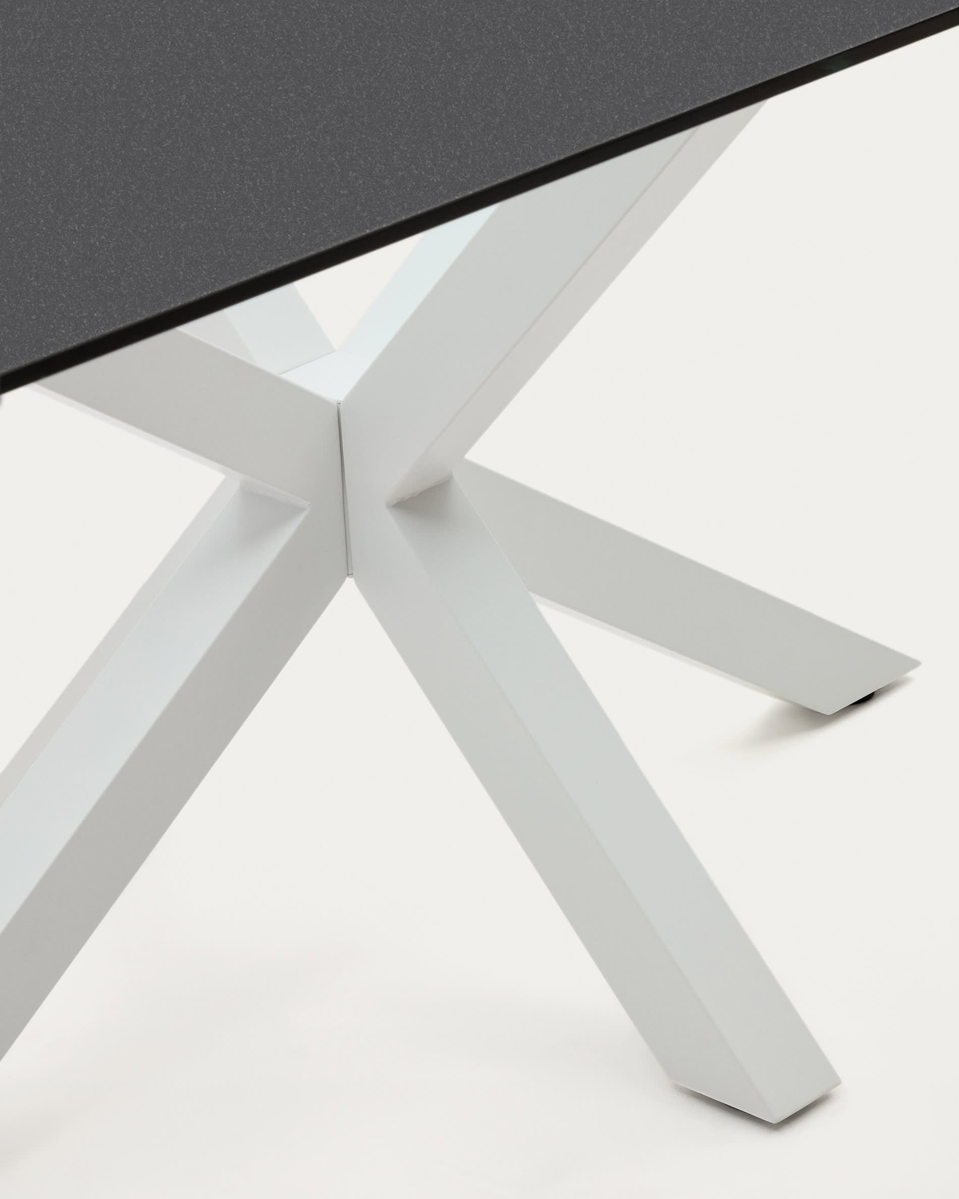Eleganter Tisch Argo: Schwarzes Milchglas, weiße Stahlbeine, 200x100 cm. Modernes Design von Kave Home für stilvolle Räume.