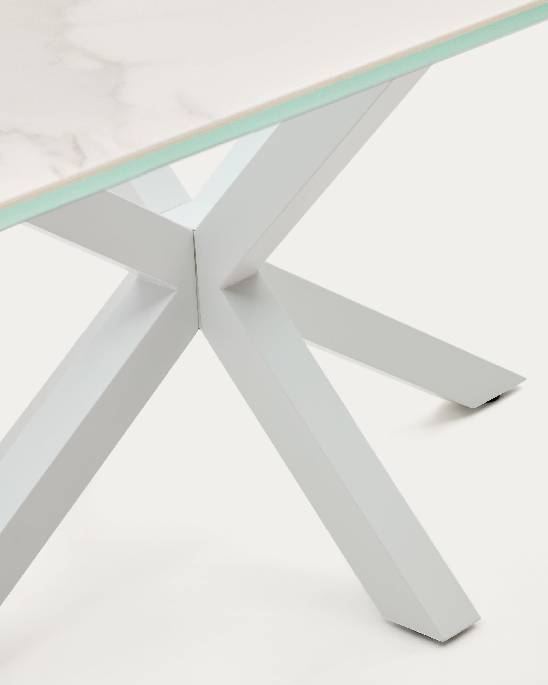 Eleganter Tisch Argo aus hochwertigem Kalos-Porzellan und stabilen Stahlbeinen, 200 x 100 cm. Perfekt für gesellige Runden und modernes Wohnen.