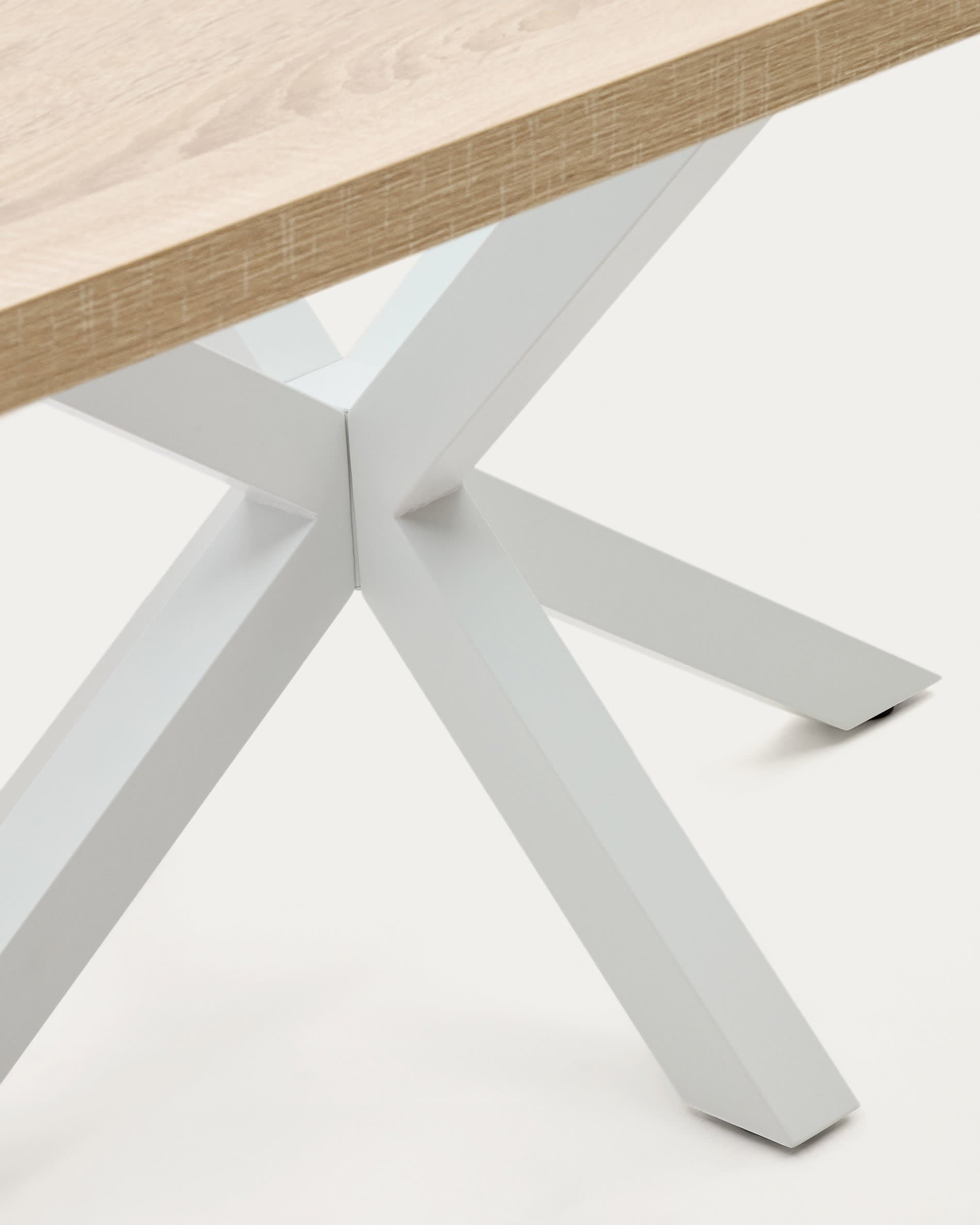 Erleben Sie den stilvollen Tisch Argo von Kave Home: 200x100 cm, mit natürlicher Melamin-Oberfläche und robusten Stahlbeinen in Weiß – ideal für gesellige Anlässe.