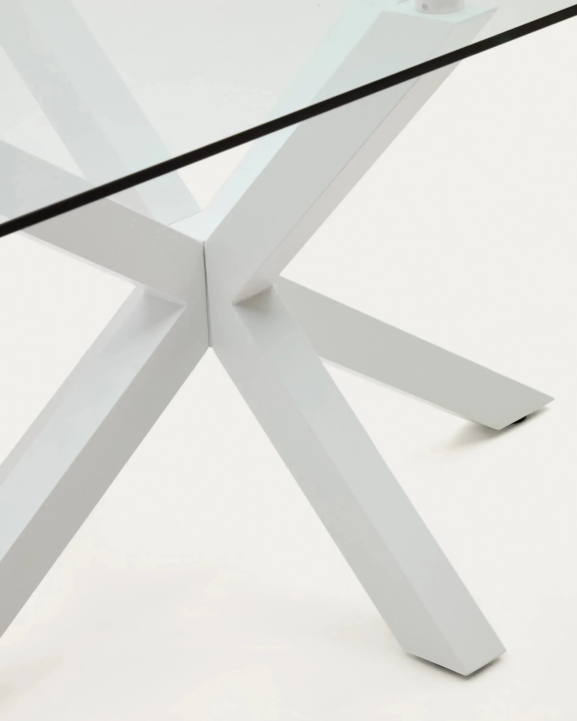 Moderner Argo Tisch mit klarer Glasplatte und weißen Stahlbeinen, 180x100 cm, ideal für stilvolle Wohn- und Essbereiche.