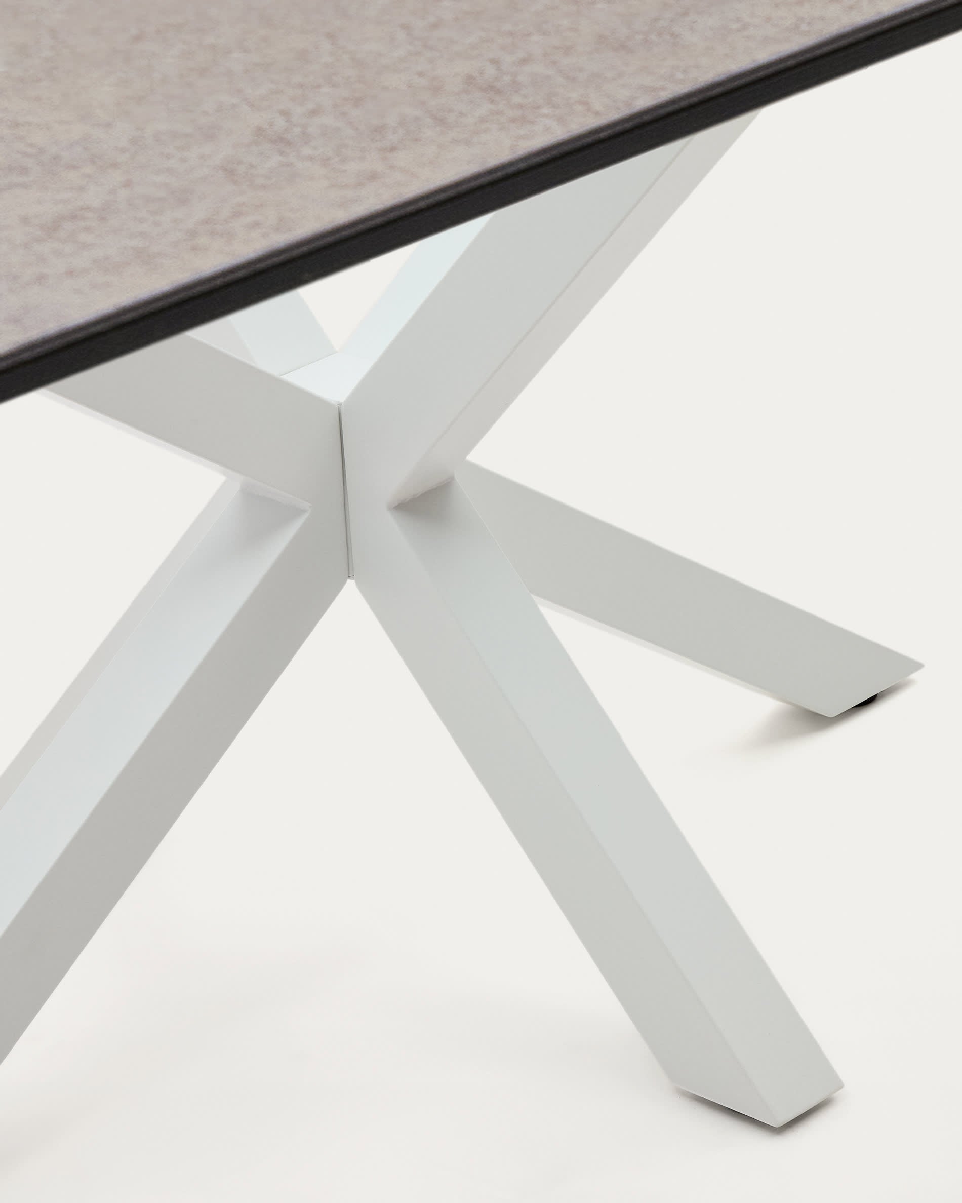 Eleganter Tisch Argo mit Iron Moss-Porzellanplatte und weißen Stahlbeinen, 180x100 cm, perfekt für moderne Wohnräume.