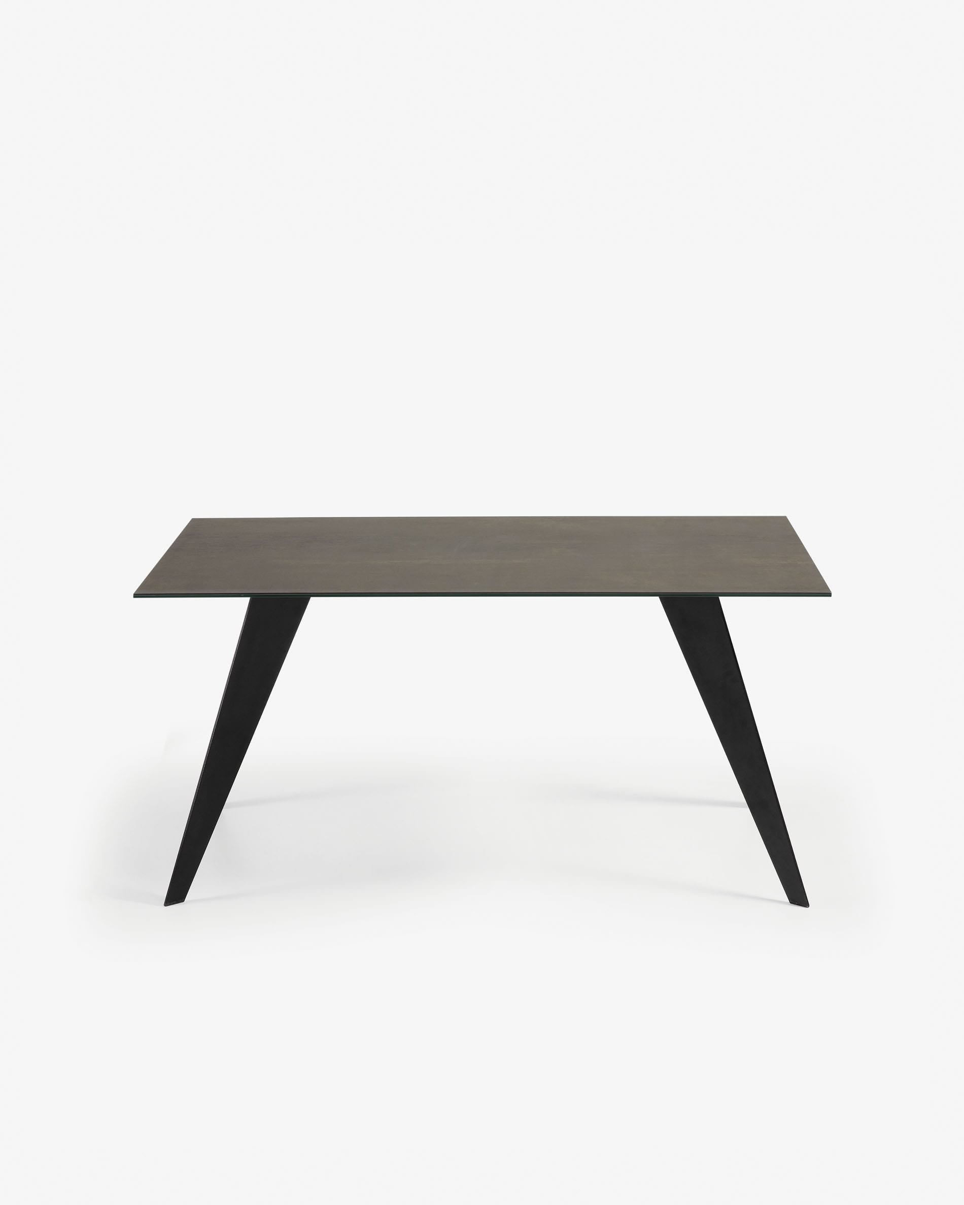 Eleganter Koda Tisch 160x90 cm mit robuster Feinsteinzeugplatte in Iron Moss Optik und stabilen schwarzen Stahlbeinen von Kave Home.