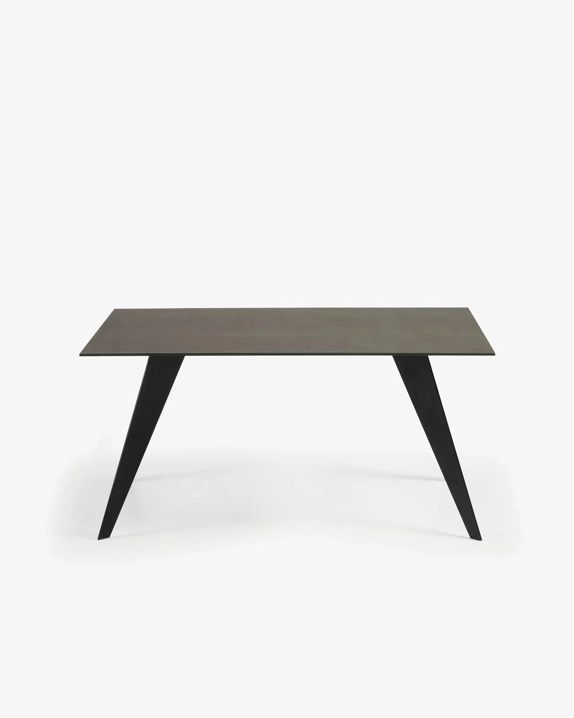 Eleganter Koda Tisch 160x90 cm mit robuster Feinsteinzeugplatte in Iron Moss Optik und stabilen schwarzen Stahlbeinen von Kave Home.