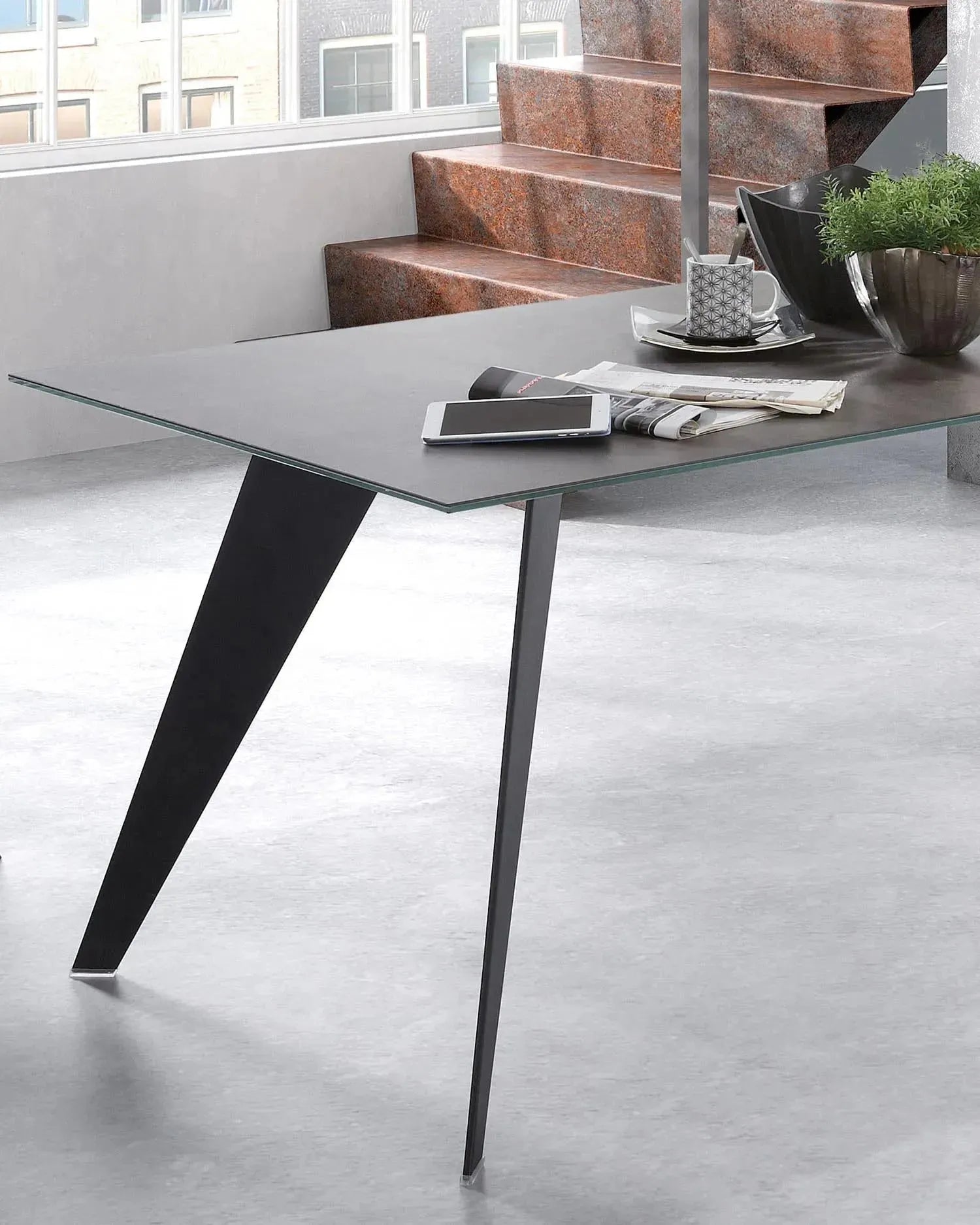 Eleganter Koda Tisch 160x90 cm mit robuster Feinsteinzeugplatte in Iron Moss und stilvollen schwarzen Stahlbeinen von Kave Home.