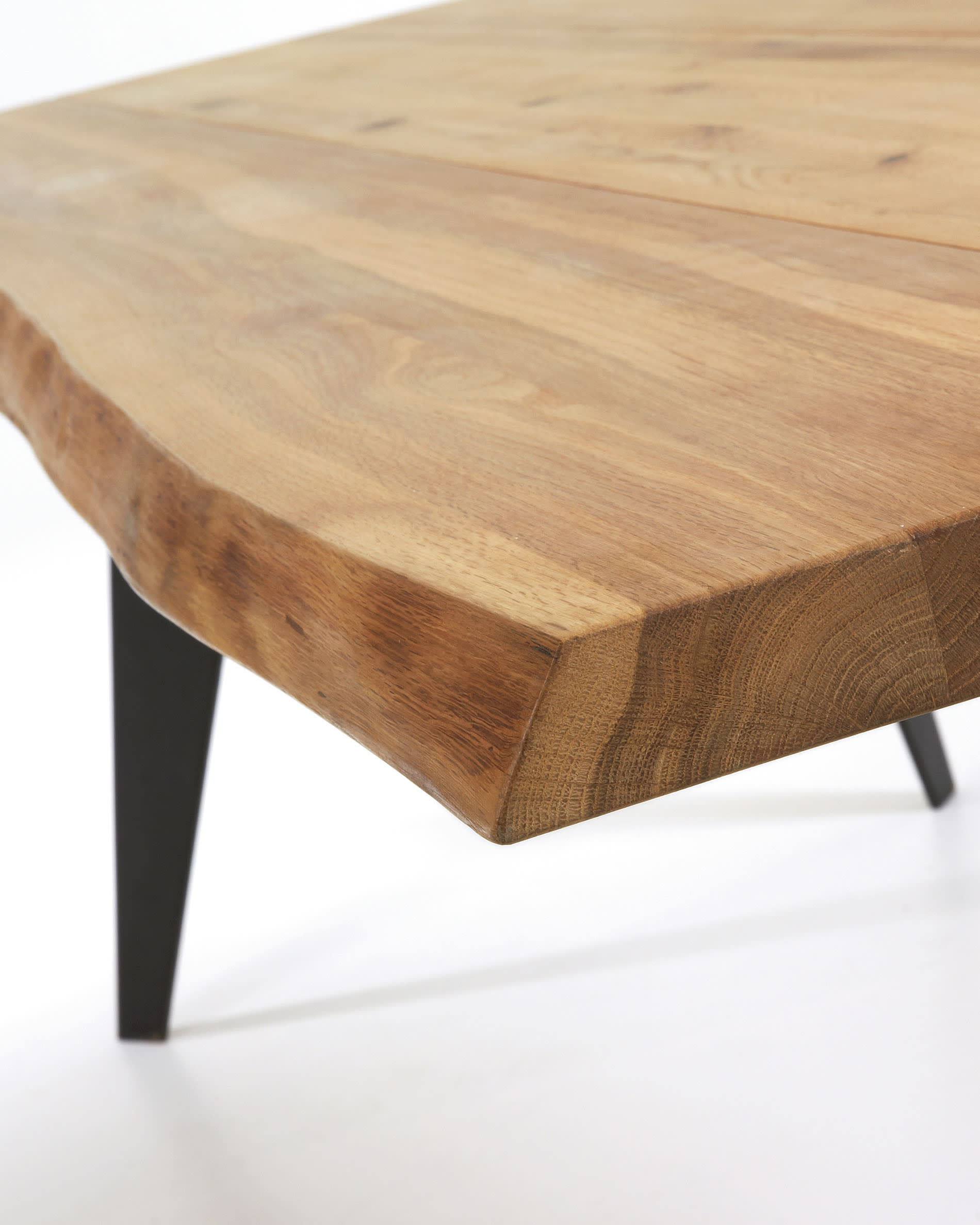 Moderner Koda Tisch mit Eichenfurnier, natürlichem Finish und schwarzen Stahlbeinen, 160x90 cm, ideal für stilvolle Essbereiche.