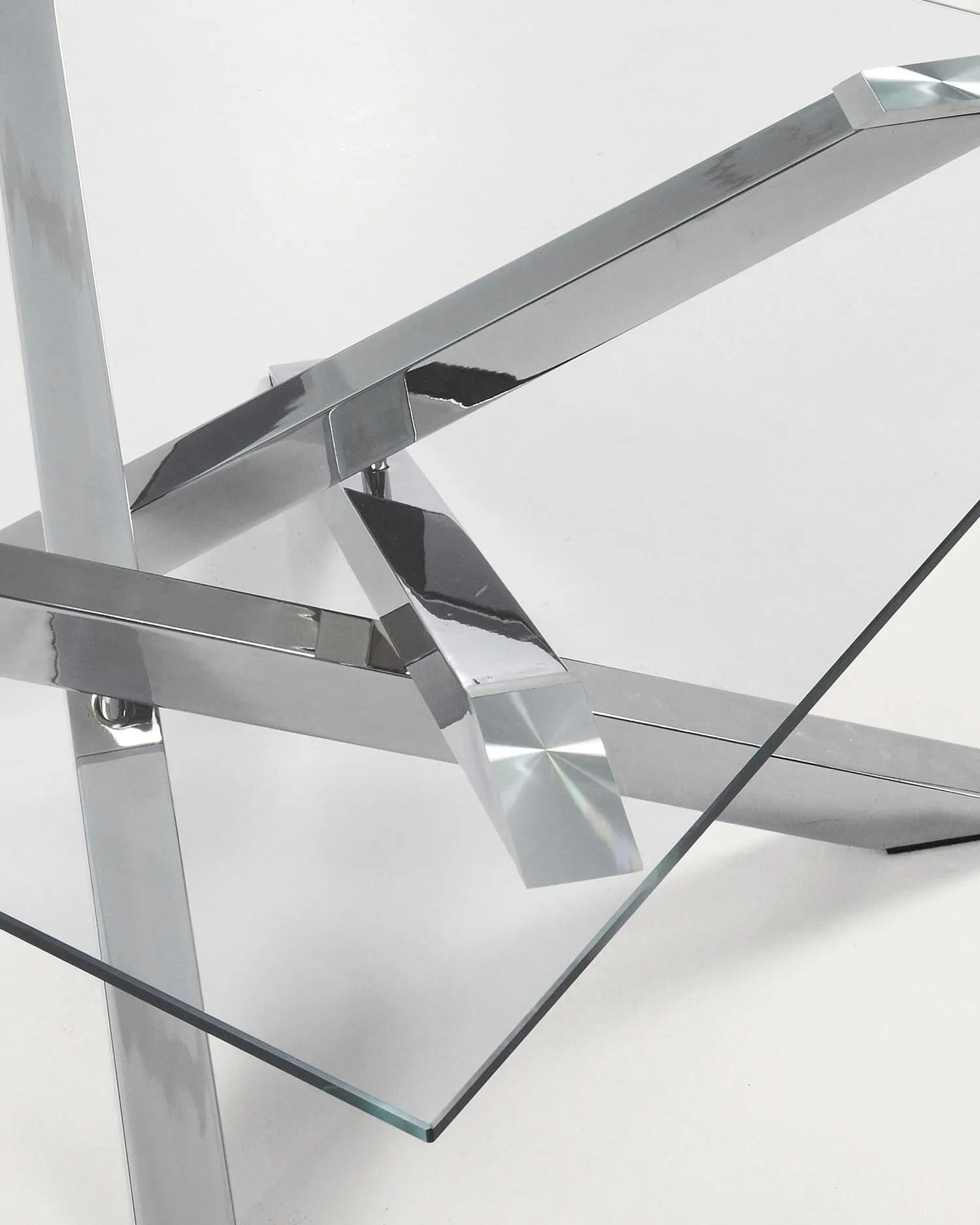 Der Kamido Couchtisch vereint Glas und Chrom zu einem modernen Highlight, das Eleganz und Funktionalität in Ihr Wohnzimmer bringt.