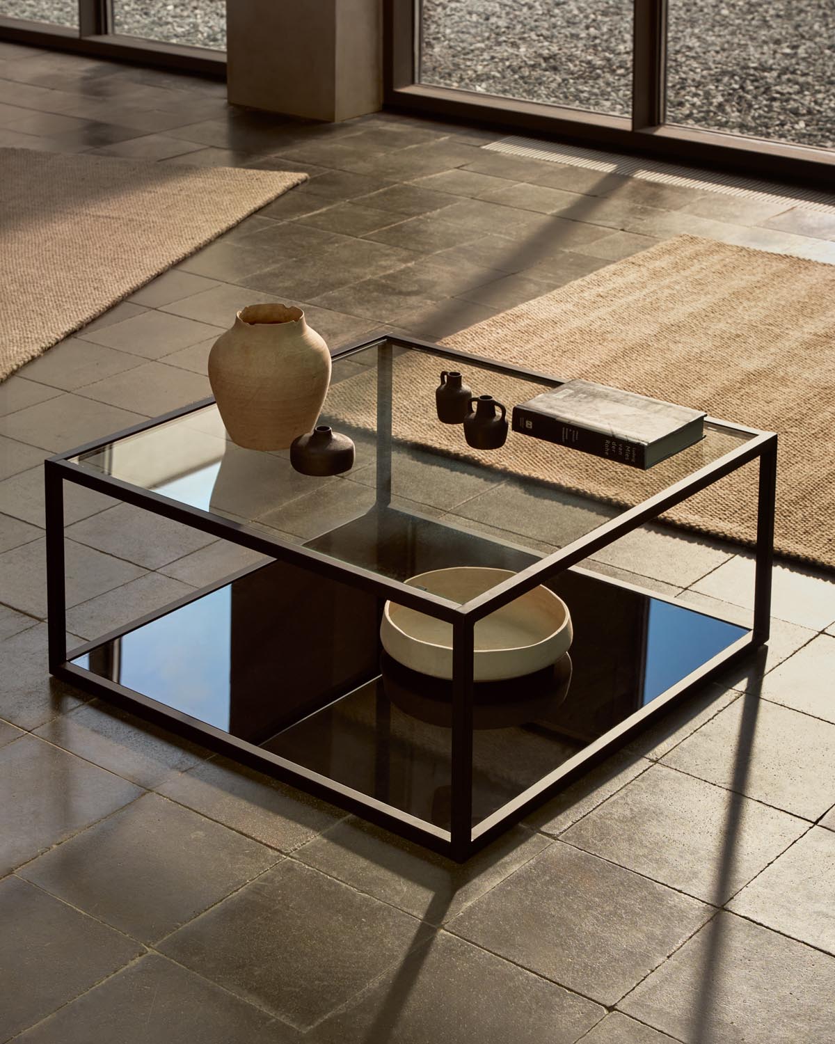 Moderner Blackhill Couchtisch 80x80 cm aus Glas und schwarzem Stahl.