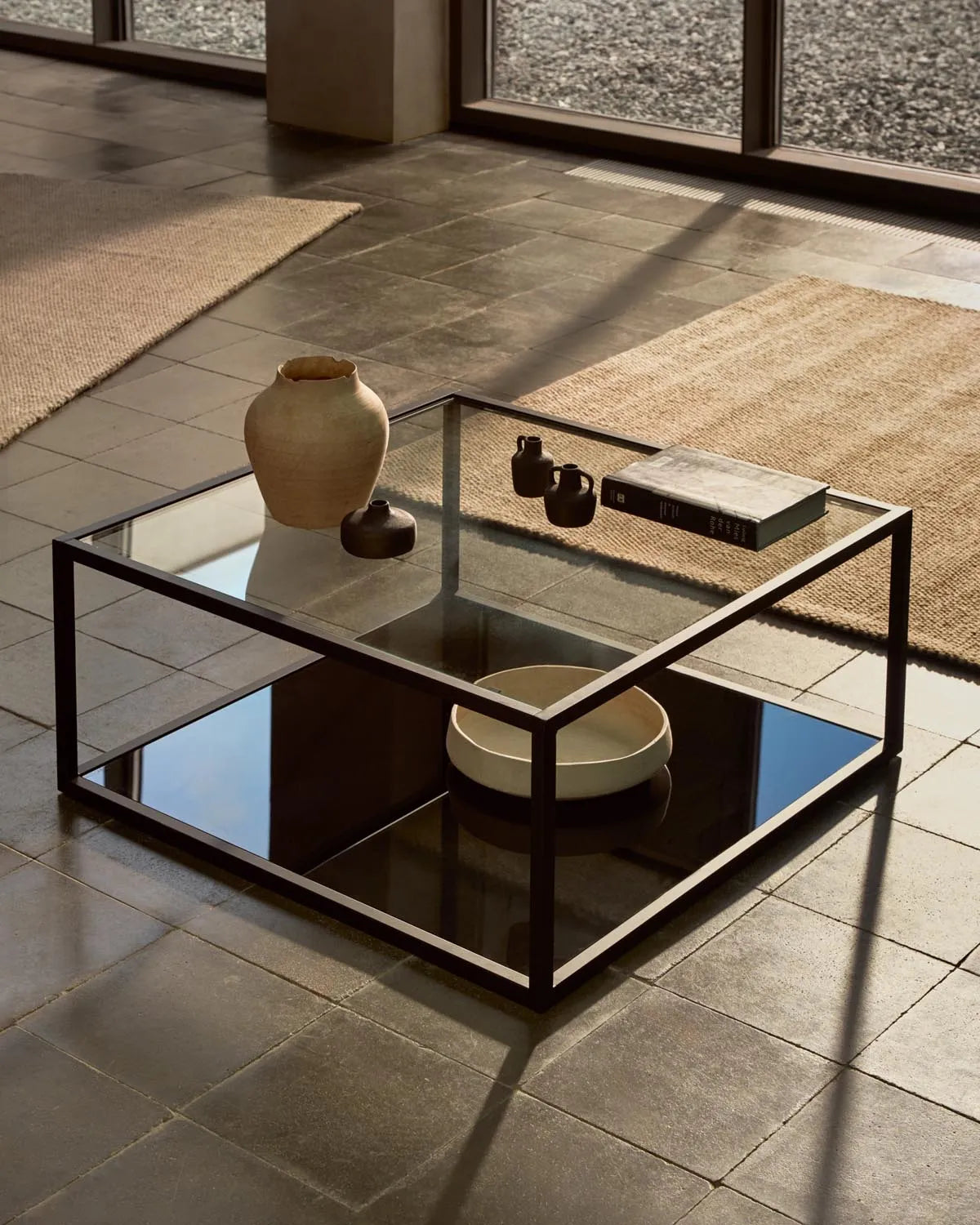 Moderner Blackhill Couchtisch 80x80 cm aus Glas und schwarzem Stahl.