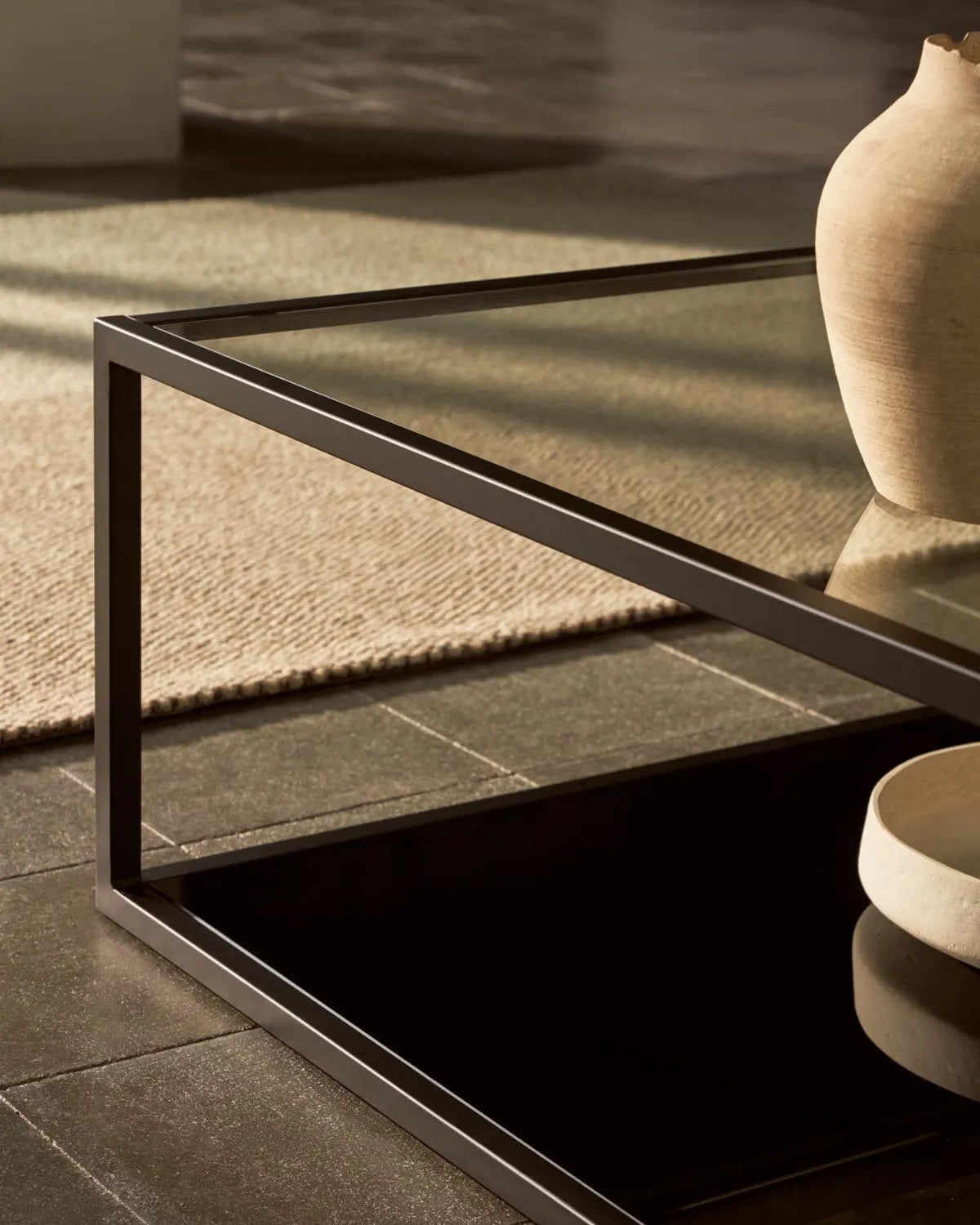 Stilvoller Blackhill Couchtisch: Glas & Stahl in edlem Schwarz.