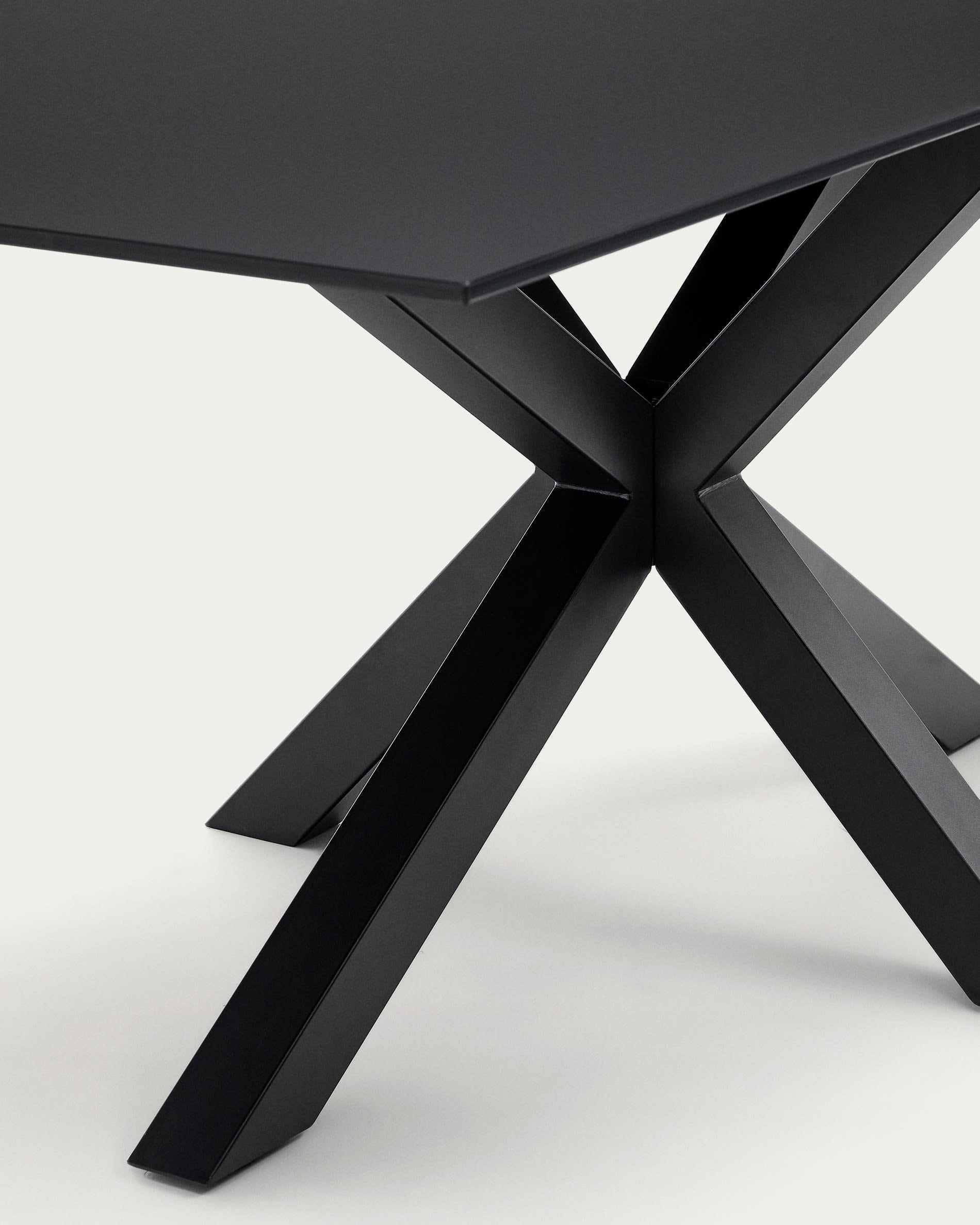 Moderner Argo Tisch: Schwarzes Glas, schwarze Stahlbeine, 200x100 cm. Stilvolles Design von Kave Home für Ihr Zuhause.