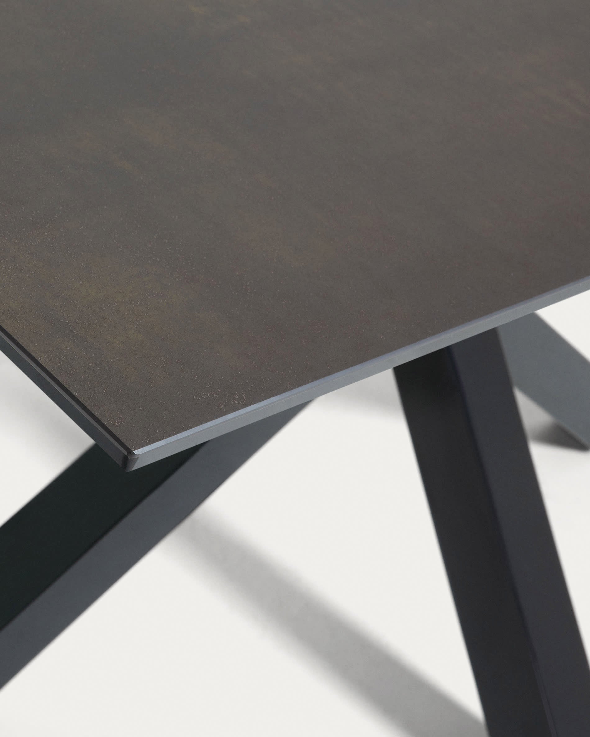 Eleganter Tisch Argo mit Iron Moss-Porzellanplatte und schwarzen Stahlbeinen, 200x100 cm, perfekt für moderne Wohnräume.