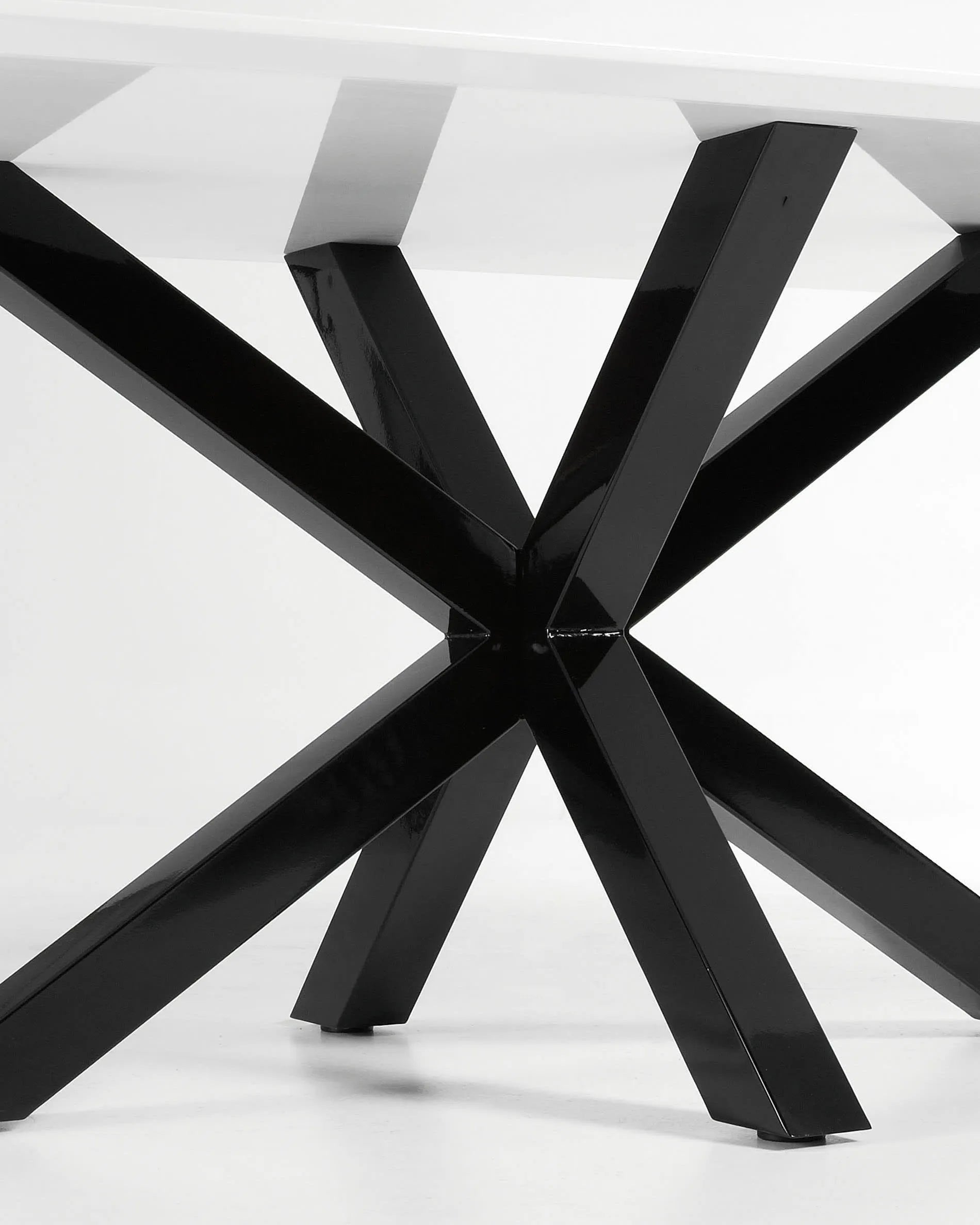 Eleganter Tisch Argo: Weiße Melaminplatte, schwarze Stahlbeine, 200x100 cm, modern und vielseitig für Wohn- oder Arbeitsräume.
