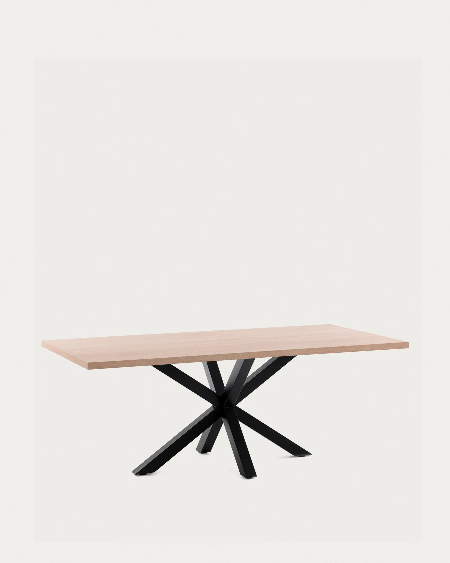 Moderner Tisch Argo von Kave Home, 200x100 cm, mit natürlicher Melamin-Oberfläche und stabilen schwarzen Stahlbeinen.