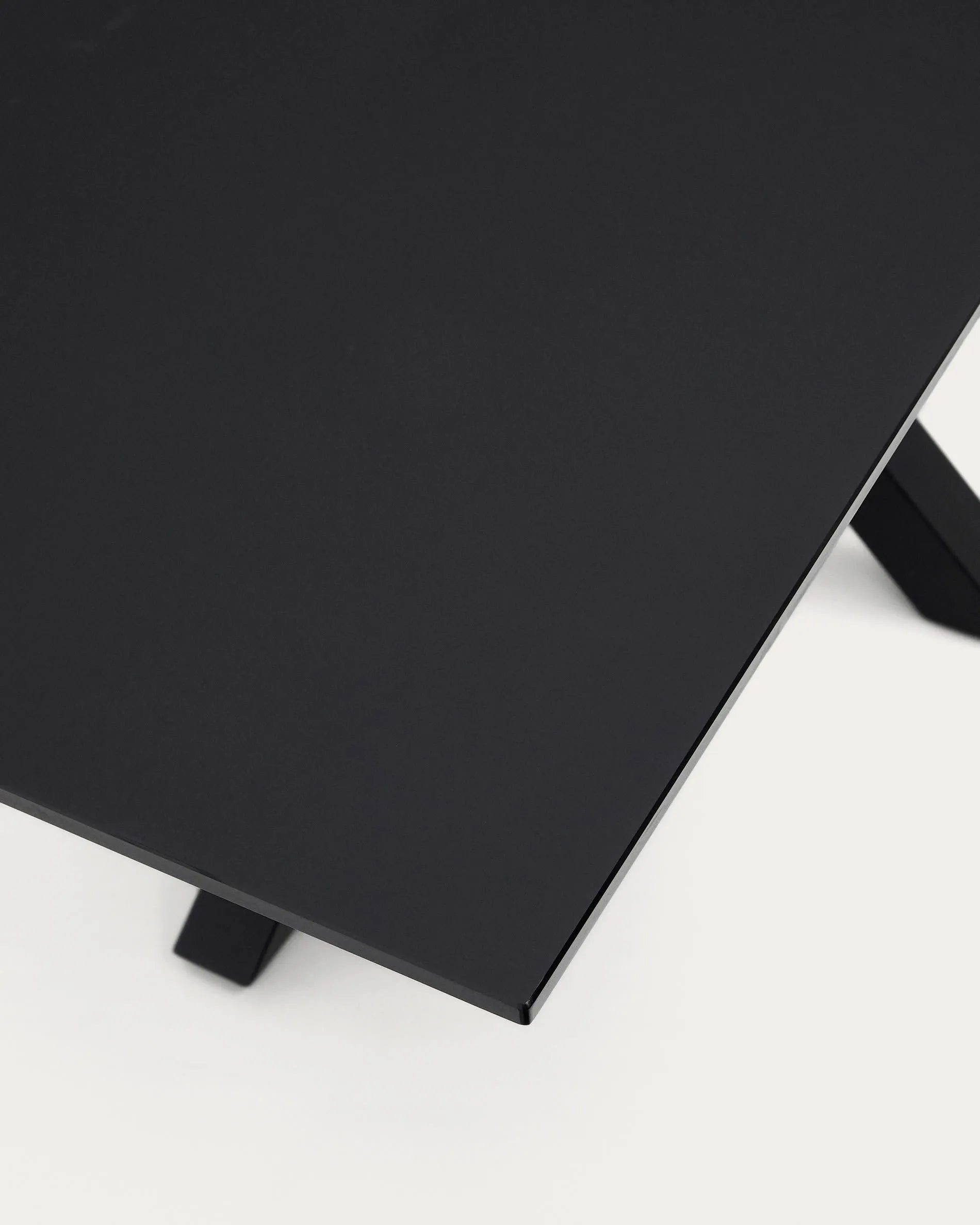 Eleganter Argo Tisch: Schwarzes Glas trifft auf Stahlbeine, 180x90 cm. Modernes Design für stilvolle Esszimmer.