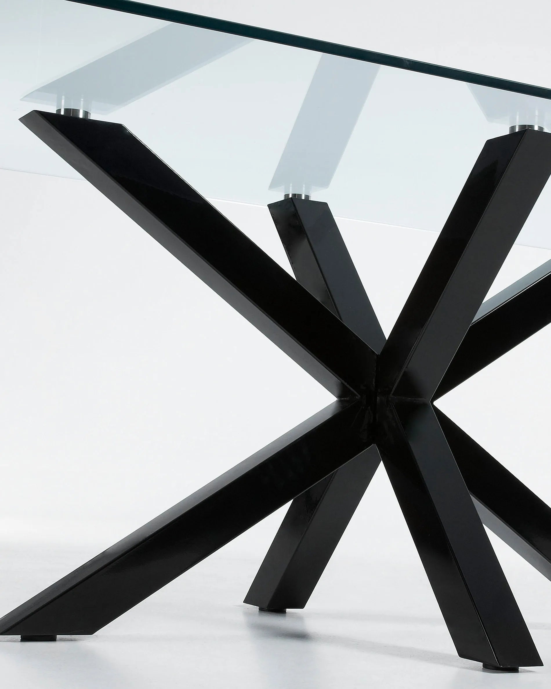 Der Argo Tisch vereint Glas und Stahl in einem eleganten Design, ideal für stilvolle Dinnerabende.