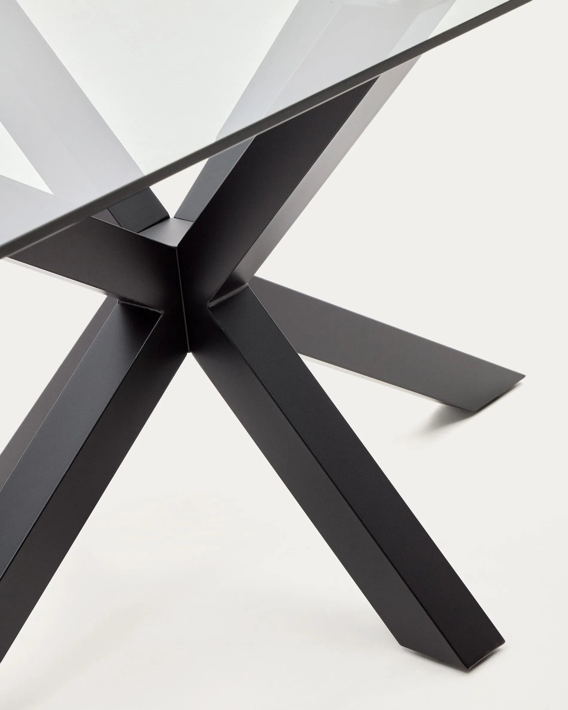 Der Argo Tisch vereint Glas und Stahl in einem eleganten Design, ideal für stilvolle Dinnerabende.