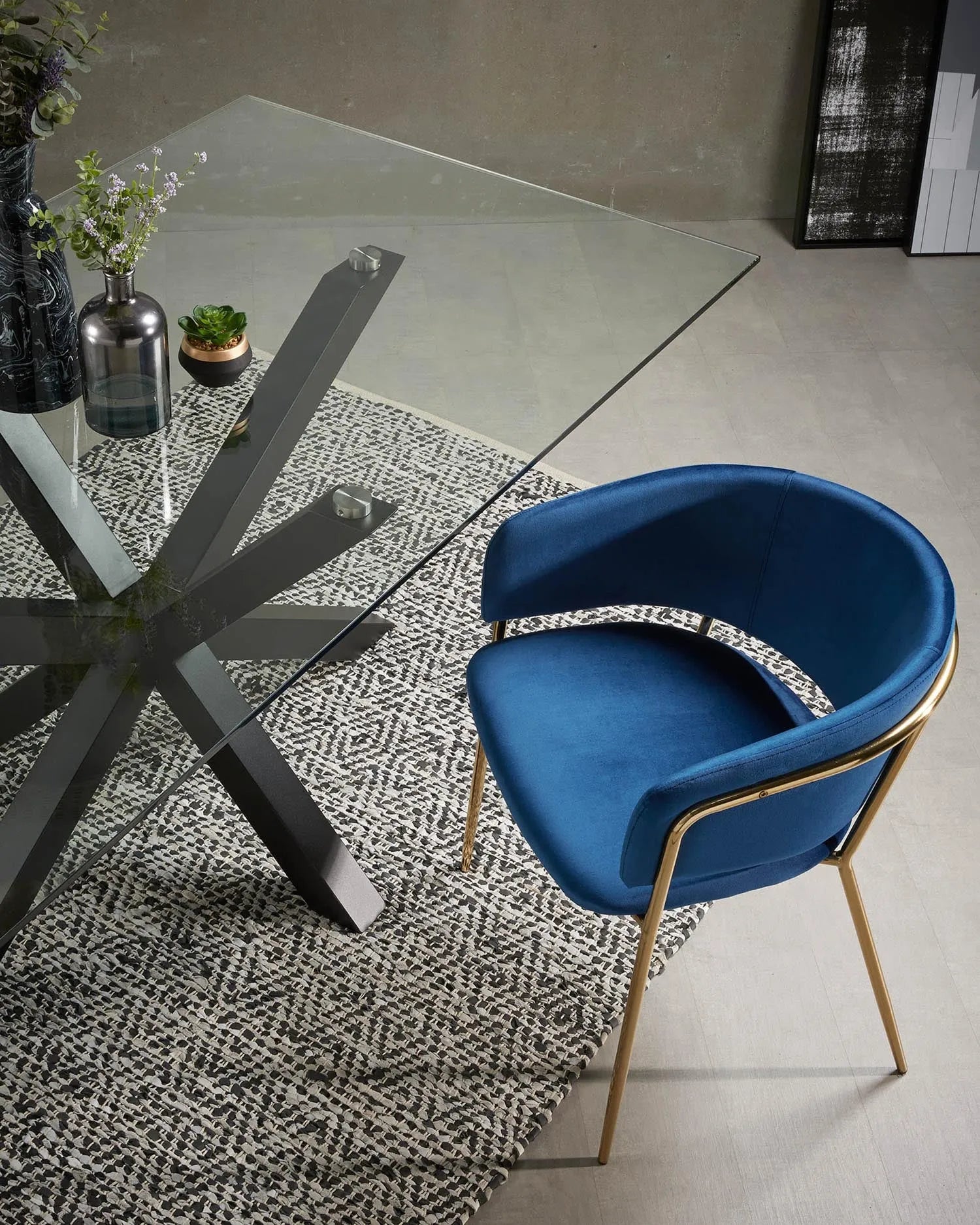 Der Argo Tisch vereint Glas und Stahl in einem eleganten Design, ideal für stilvolle Dinnerabende.