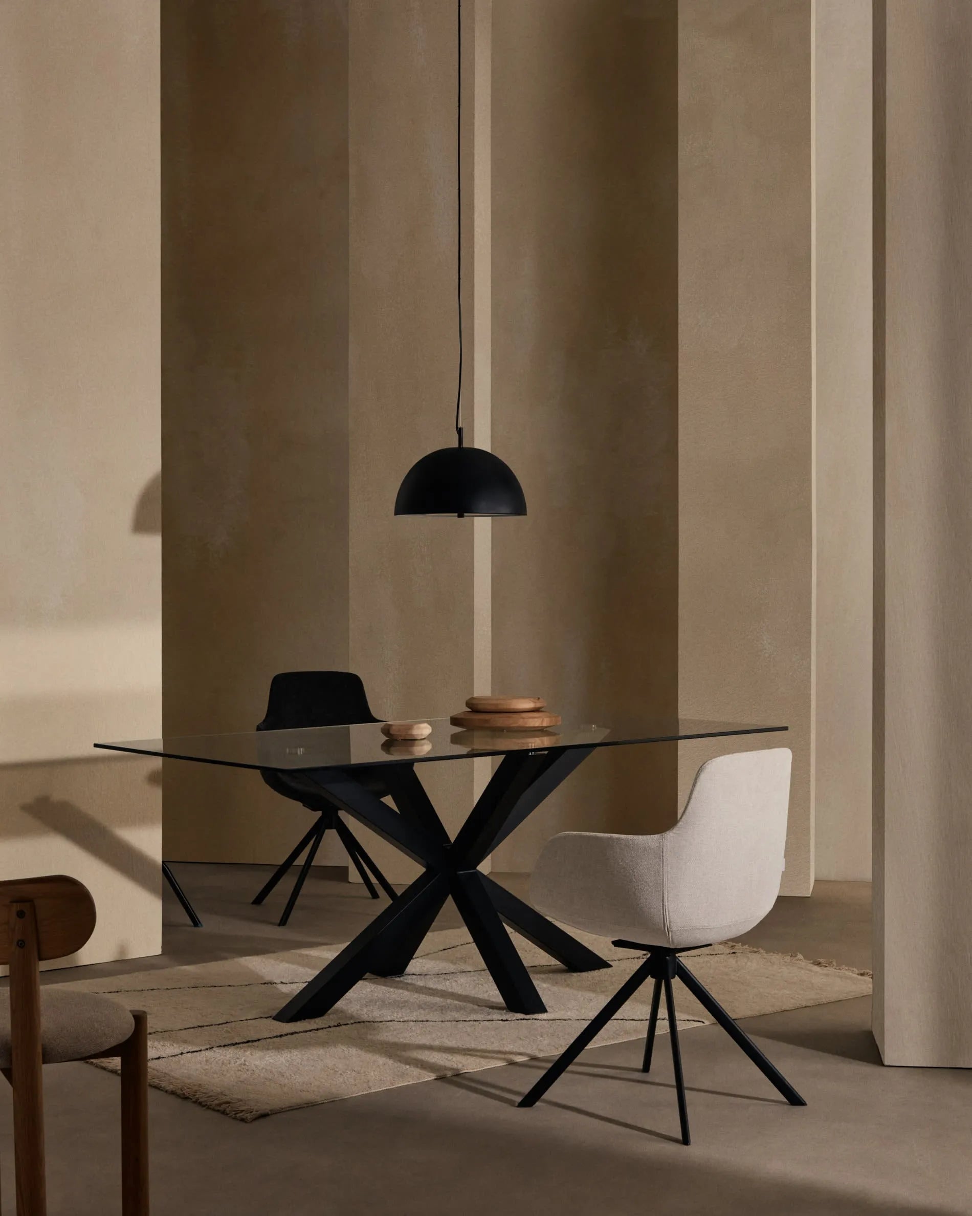 Der Argo Tisch vereint Glas und Stahl in einem eleganten Design, ideal für stilvolle Dinnerabende.