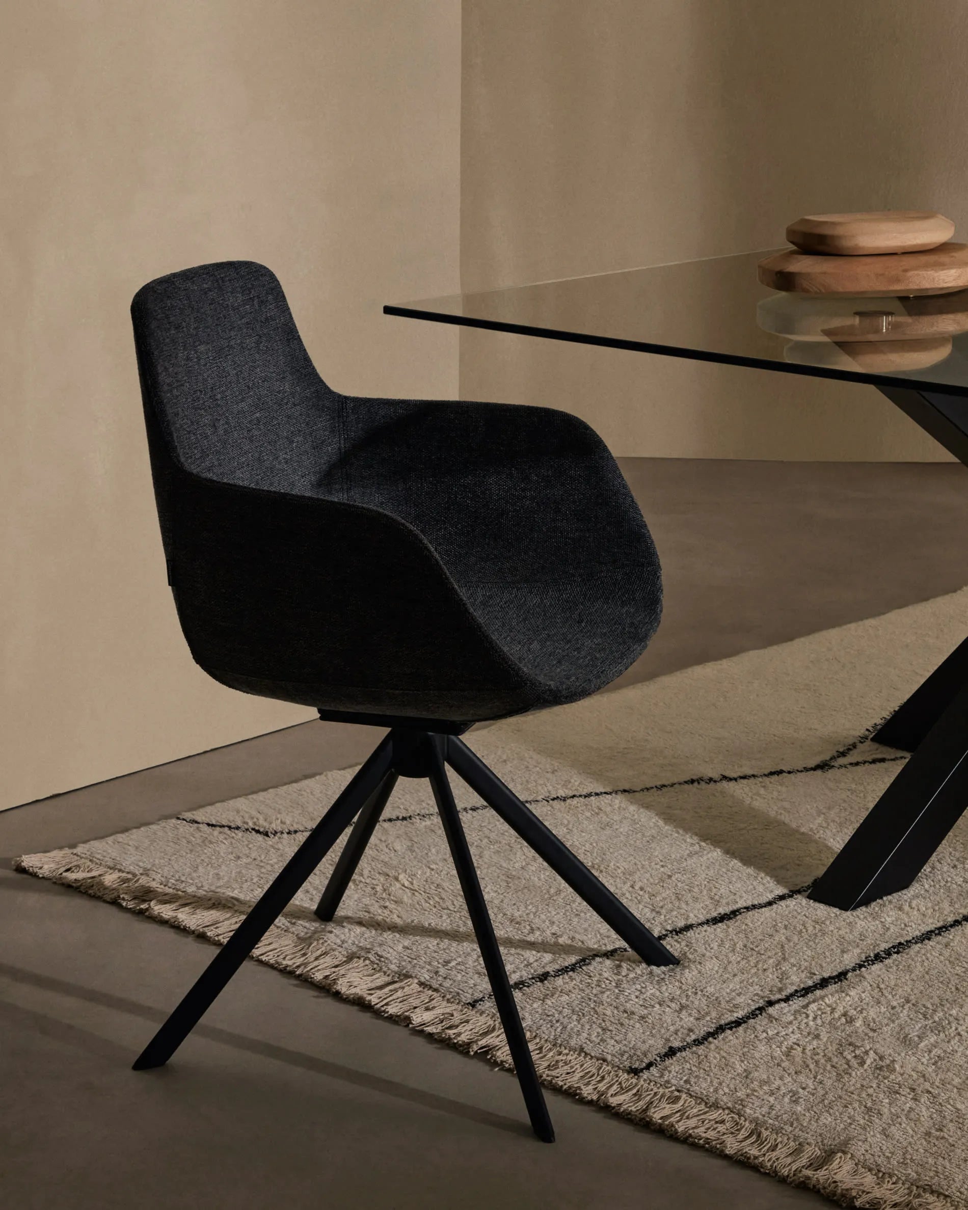 Der Argo Tisch vereint Glas und Stahl in einem eleganten Design, ideal für stilvolle Dinnerabende.