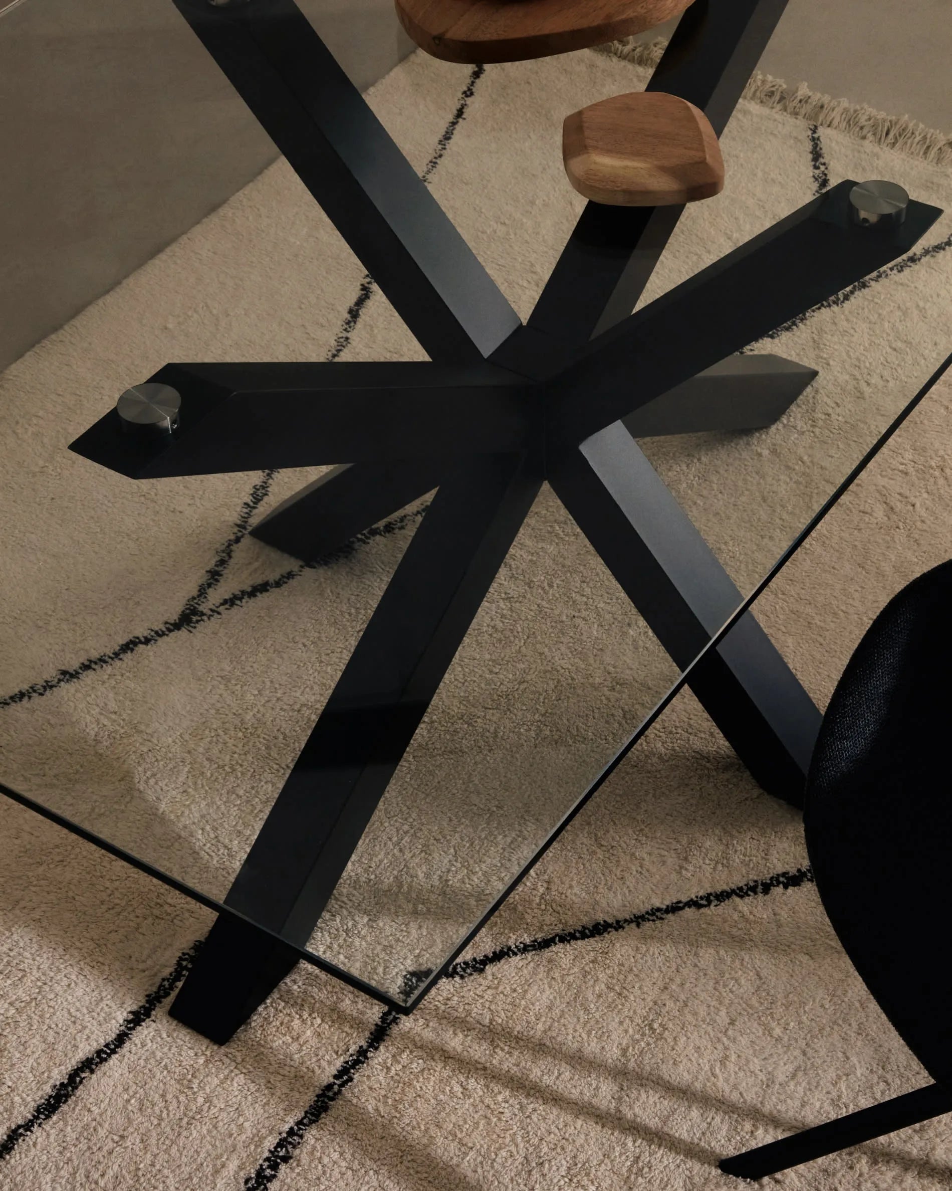 Der Argo Tisch vereint Glas und Stahl in einem eleganten Design, ideal für stilvolle Dinnerabende.
