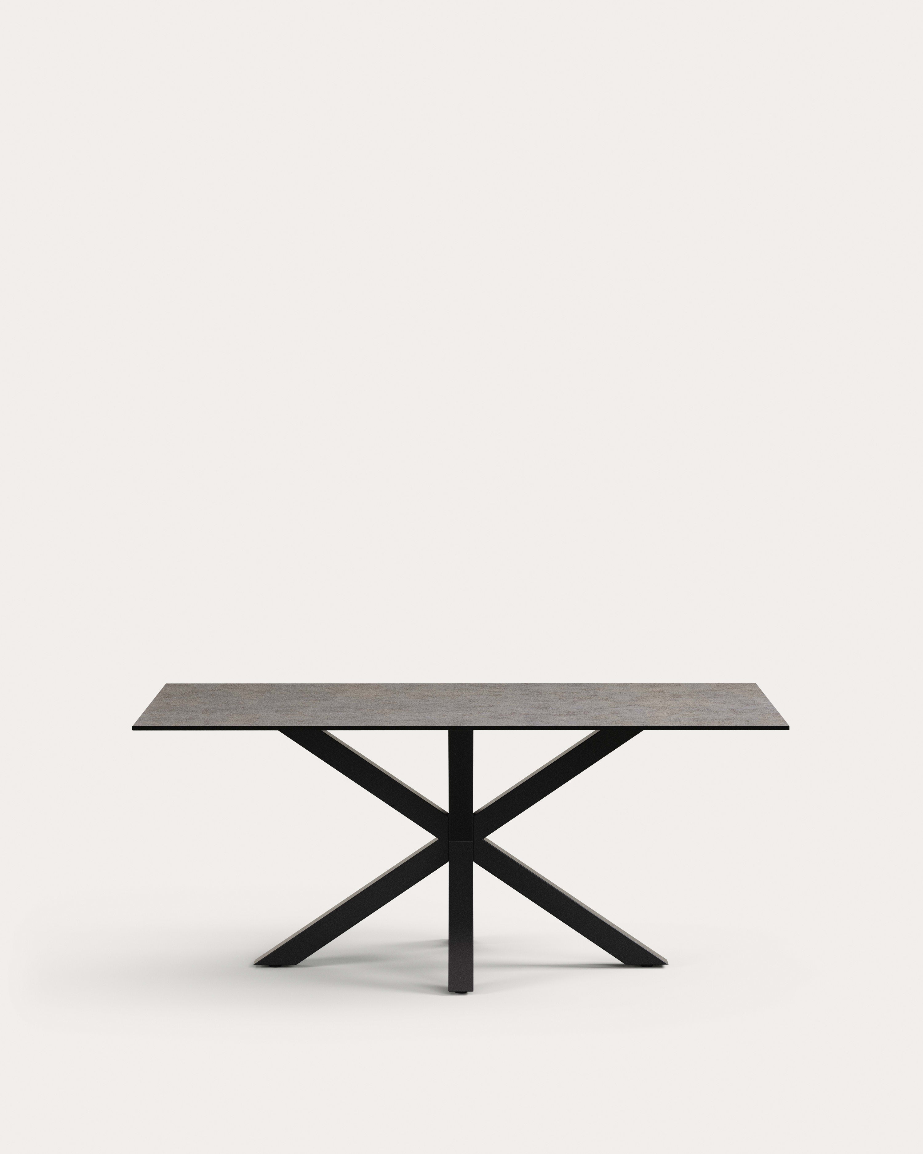 Moderner Tisch Argo: Iron Moss-Porzellanplatte, schwarze Stahlbeine, 180x100 cm. Robust, elegant, ideal für gesellige Anlässe.