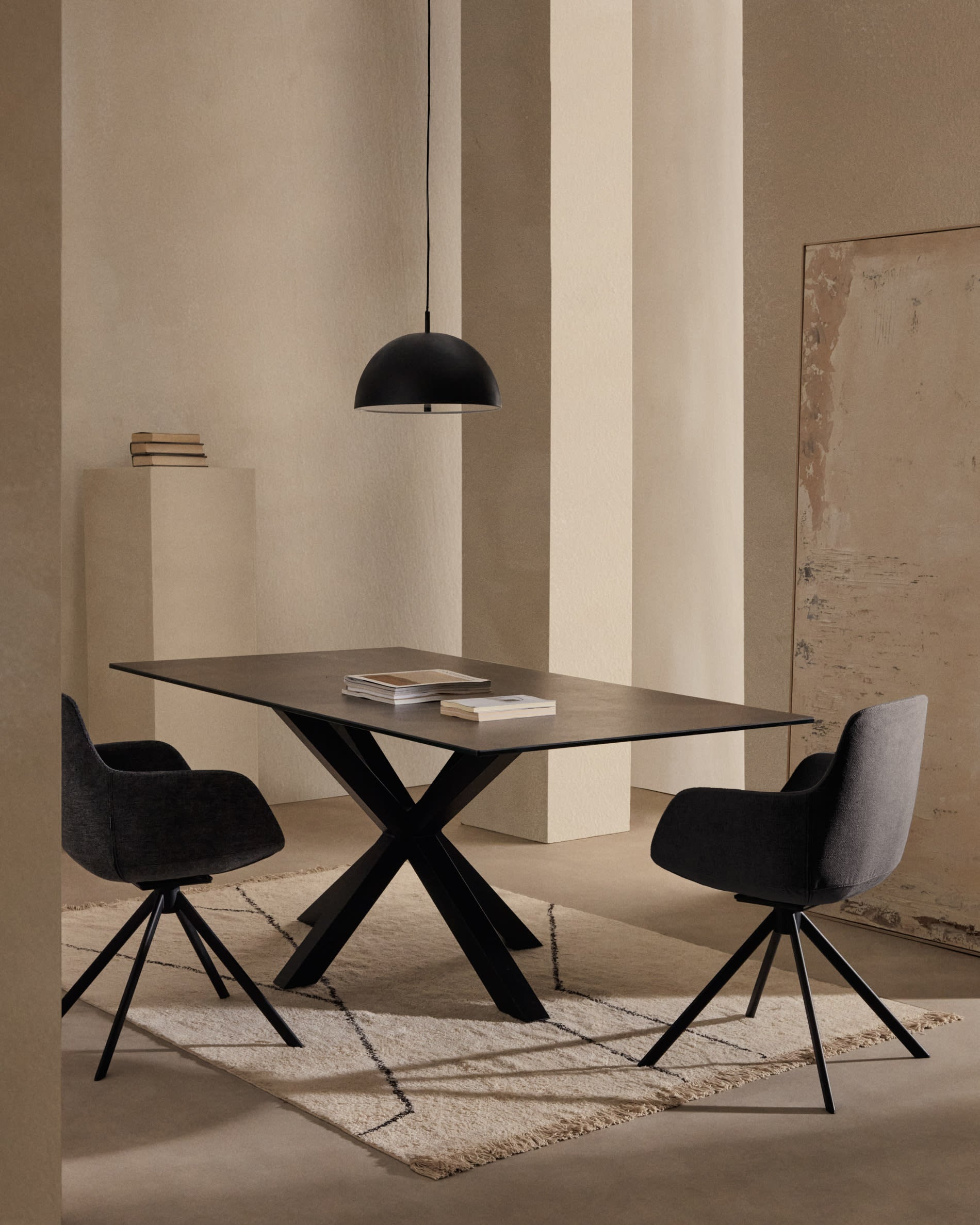 Moderner Tisch Argo: Porzellanoberfläche in Iron Moss, schwarze Stahlbeine, 180x100 cm, stilvoll und robust von Kave Home.