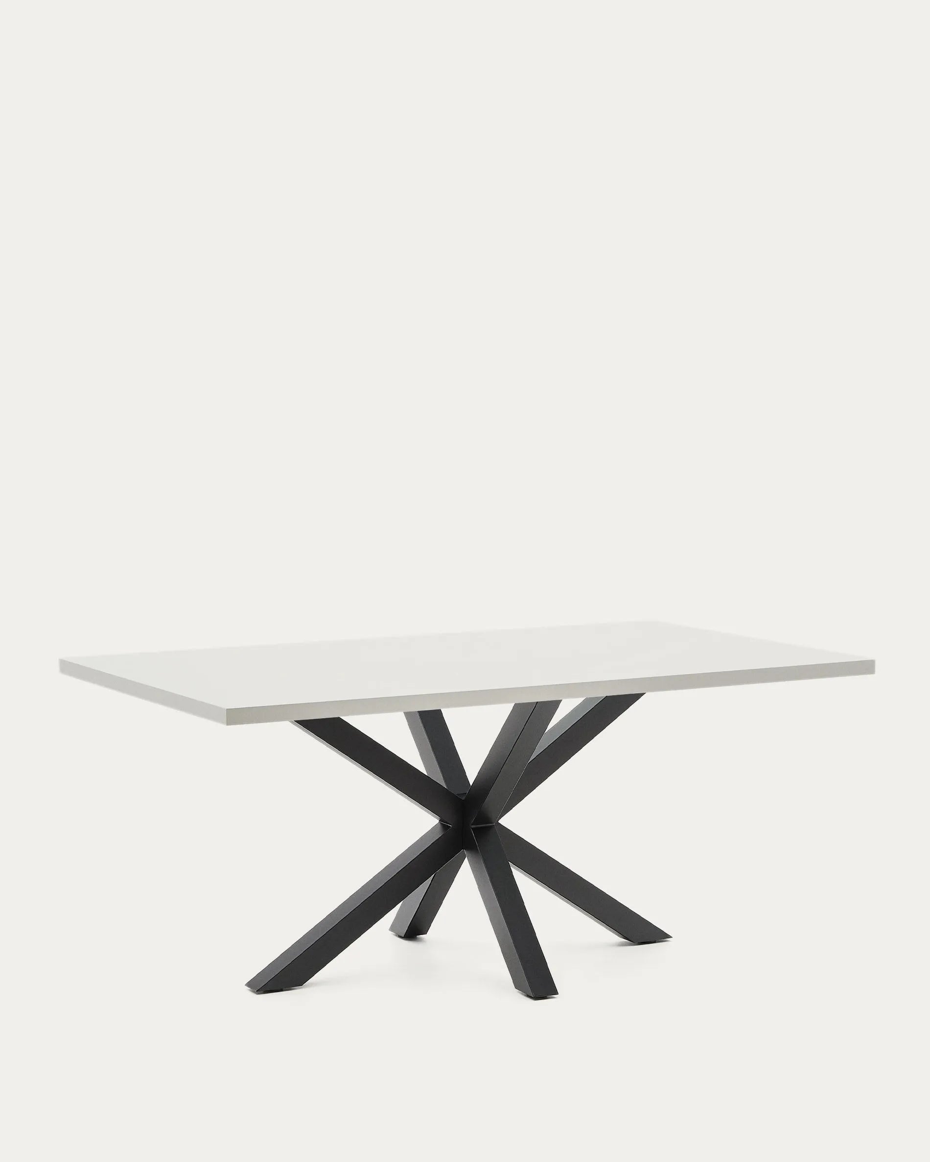Tisch Argo: Elegantes Design, weiße Melaminplatte, schwarze Stahlbeine, 180x100 cm, ideal für modernes Wohnen, von Kave Home.