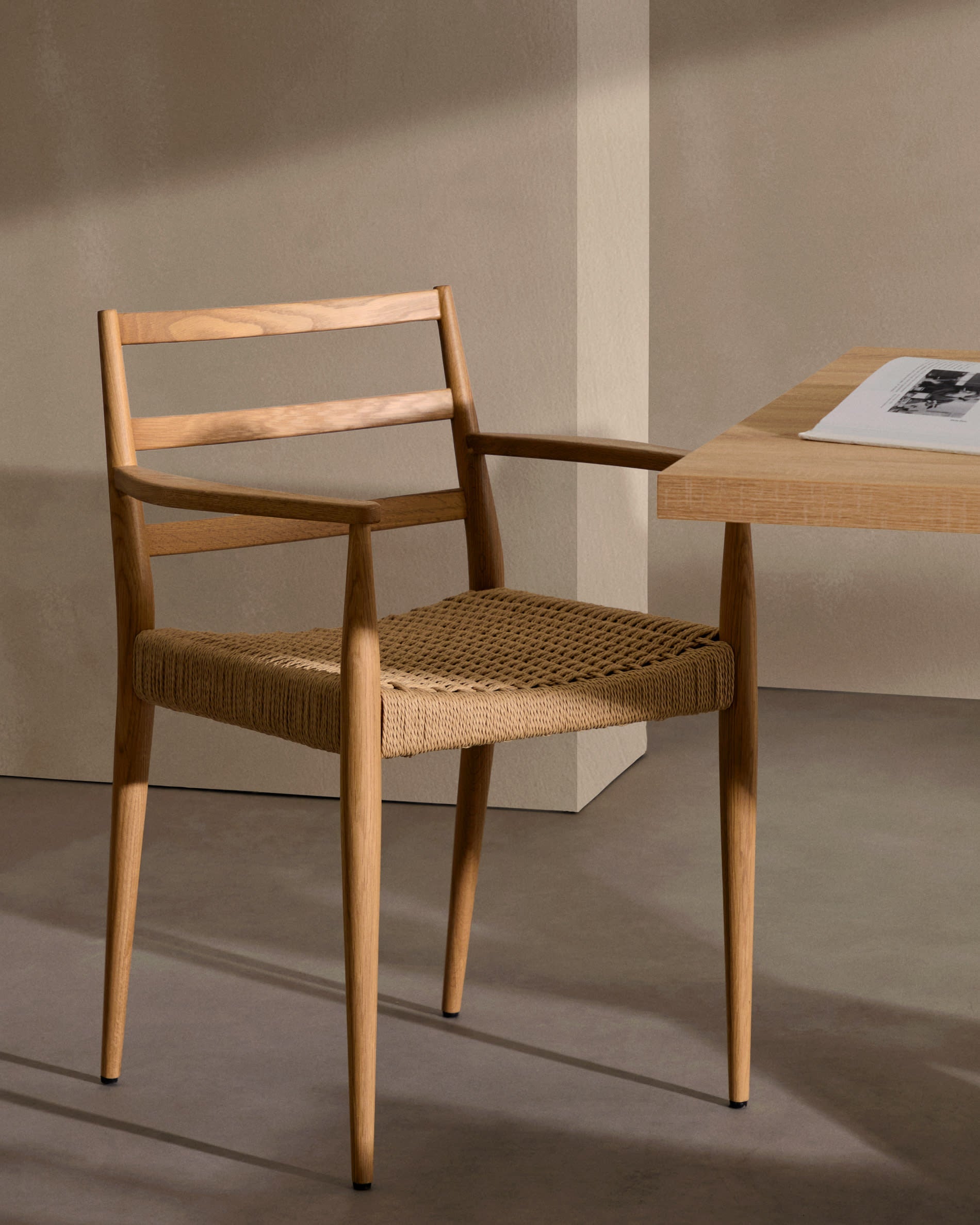 Moderner Tisch Argo: 180x100 cm, natürliche Melamin-Oberfläche, schwarze Stahlbeine, stilvoll und robust für jeden Raum.