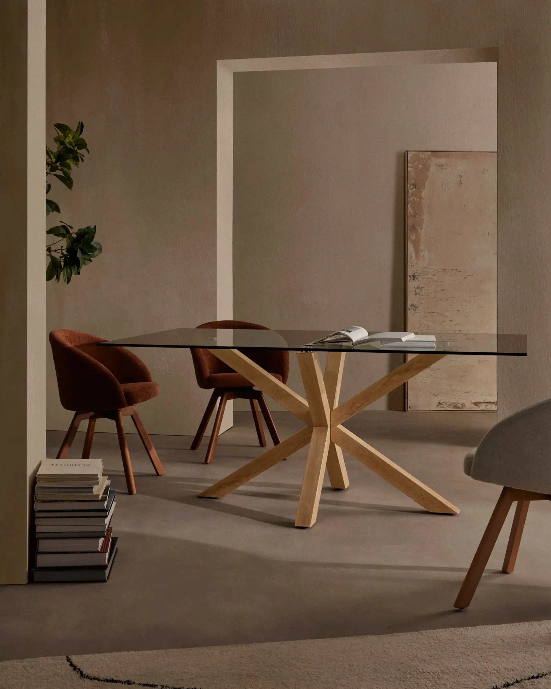 Eleganter Argo Tisch: Glasplatte trifft auf Stahlbeine in Holzoptik, 200x100 cm, ideal für stilvolle Zusammenkünfte.