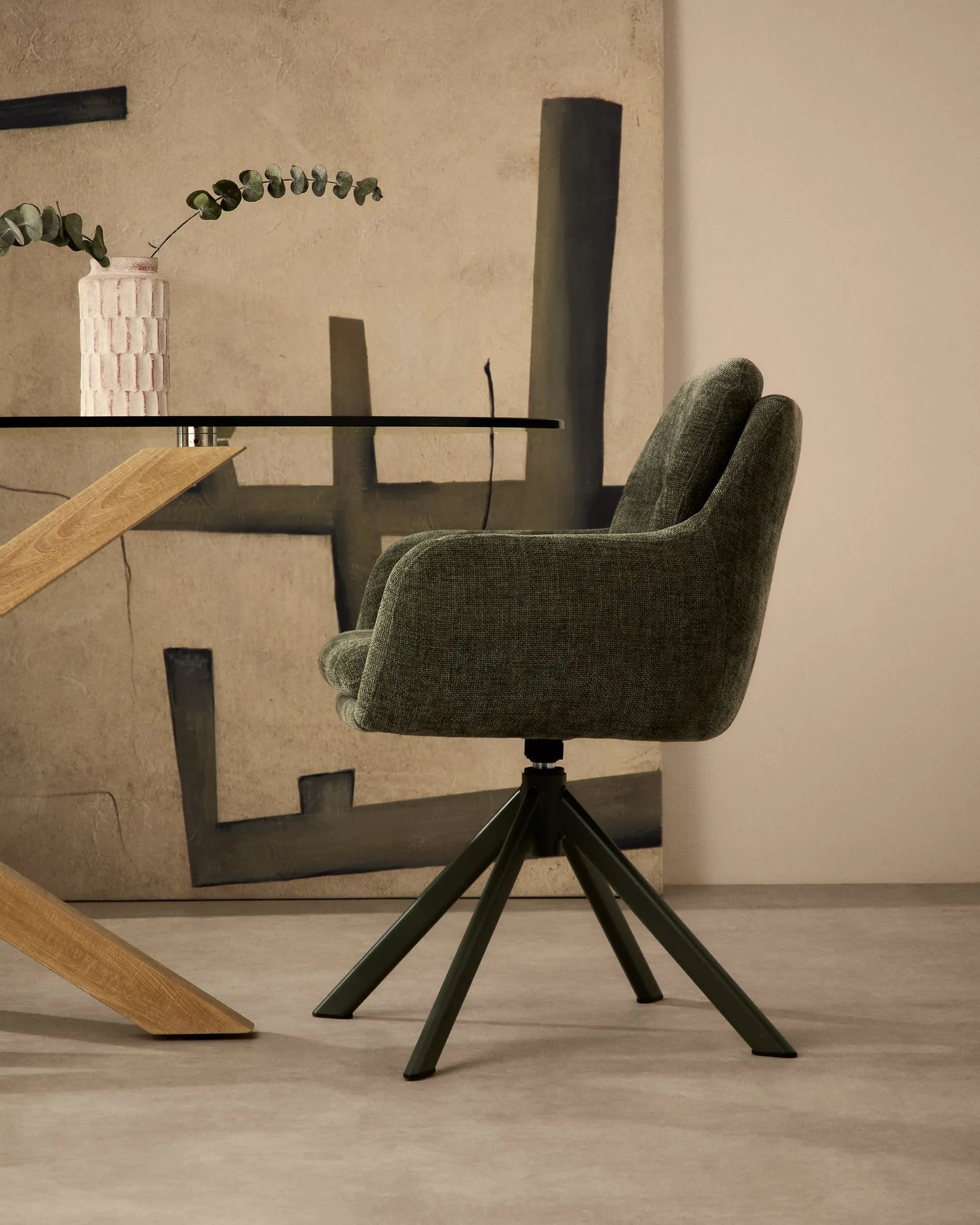 Moderner Tisch mit Glasplatte und Stahlbeinen in Holzoptik, 180x100 cm, ideal für stilvolle Esszimmer.