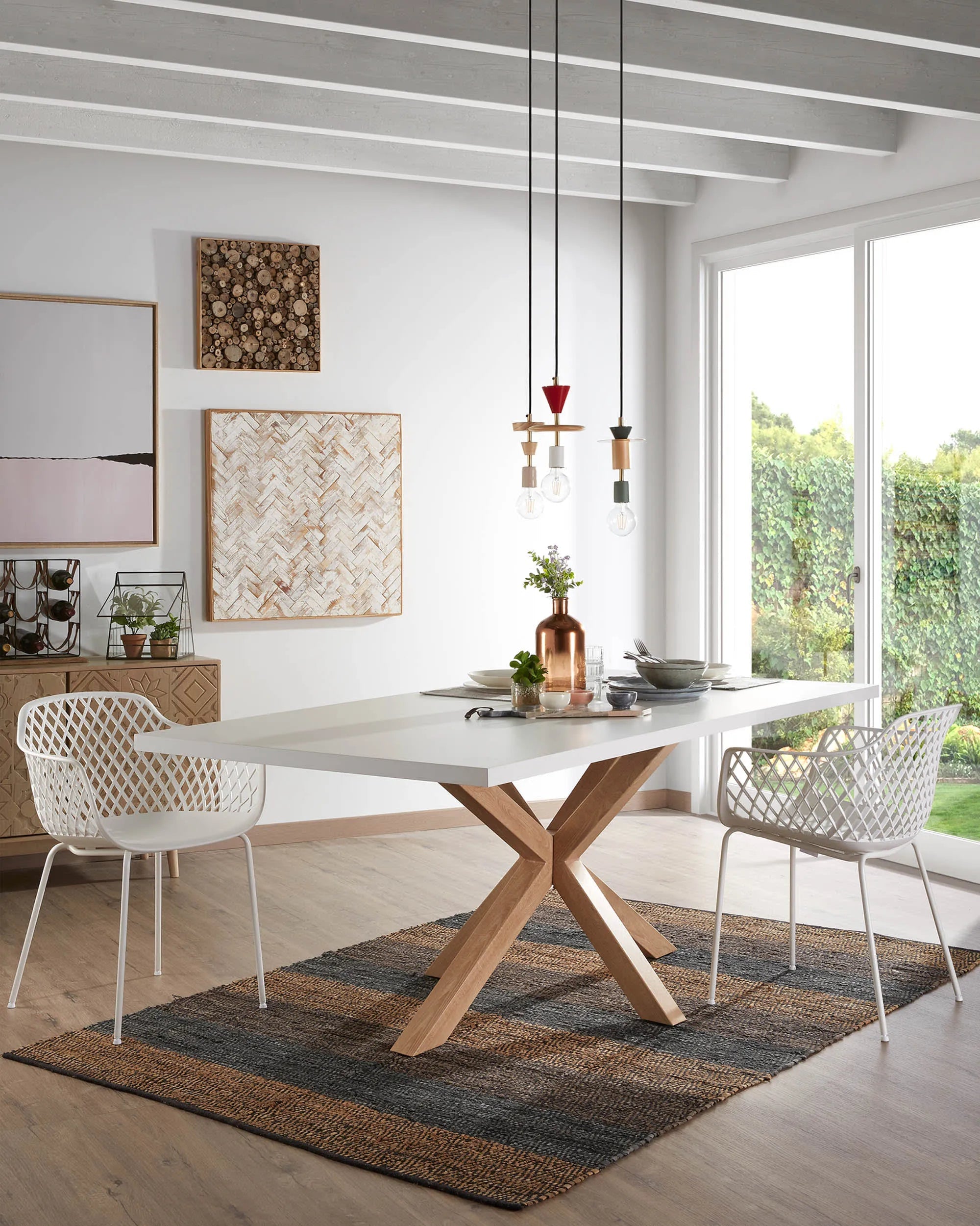 Eleganter Tisch Argo: Weiße Melaminplatte, Stahlbeine in Holzoptik, 180x100 cm, modernes Design, ideal für Esszimmer oder Büro.