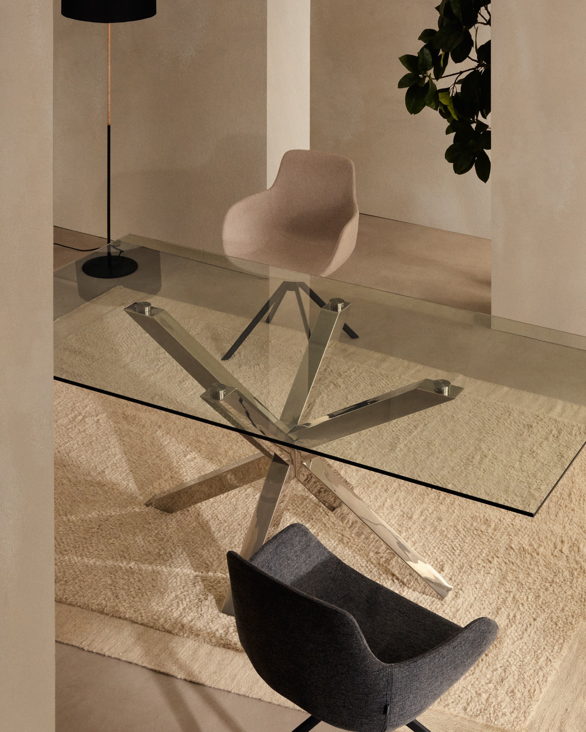 Eleganter Argo Tisch mit Glasplatte und Edelstahlgestell, 160x90 cm, perfekt für moderne Wohn- und Esszimmer.