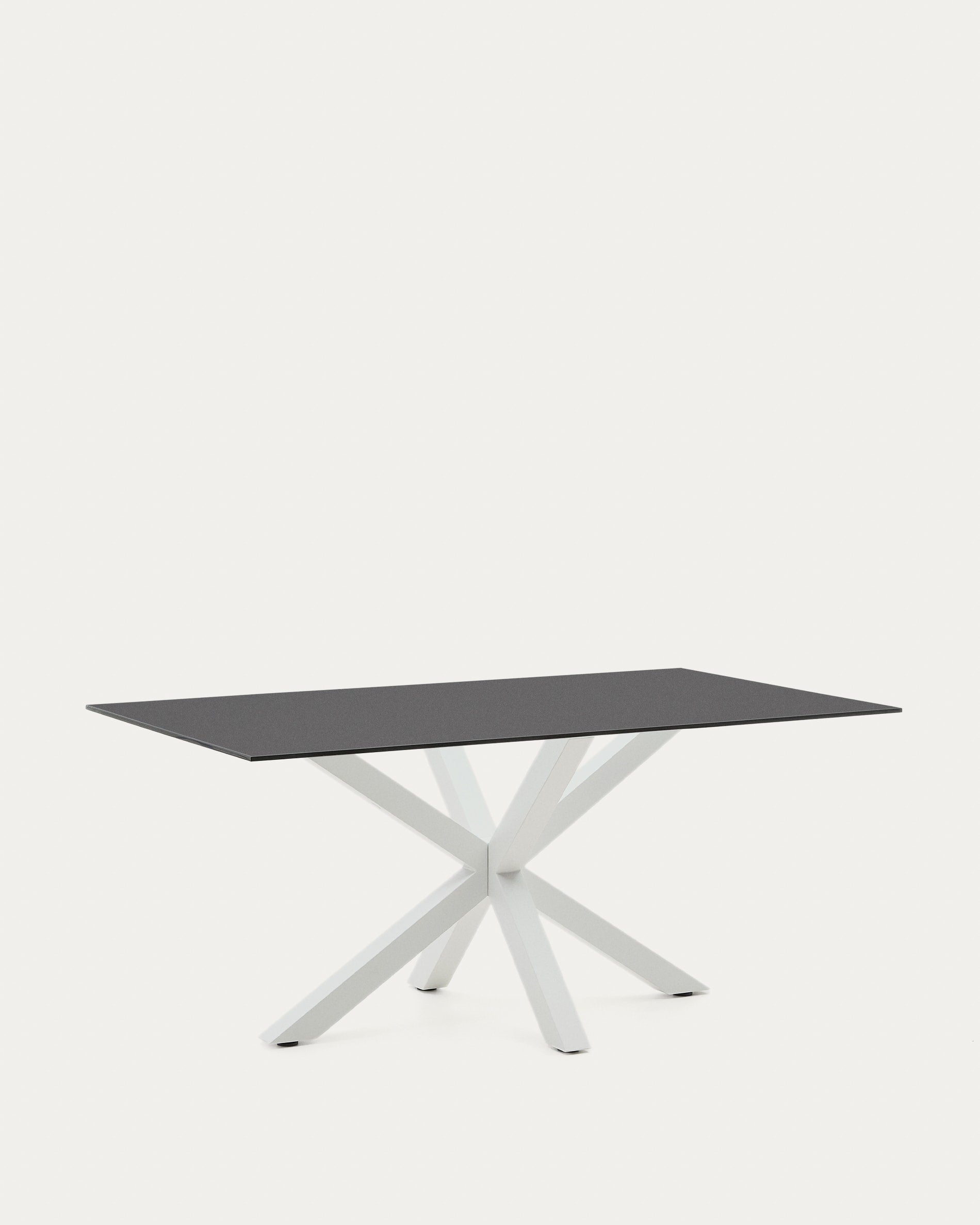 Der Tisch Argo kombiniert schwarzes Milchglas mit weissen Stahlbeinen für ein modernes, elegantes Design.